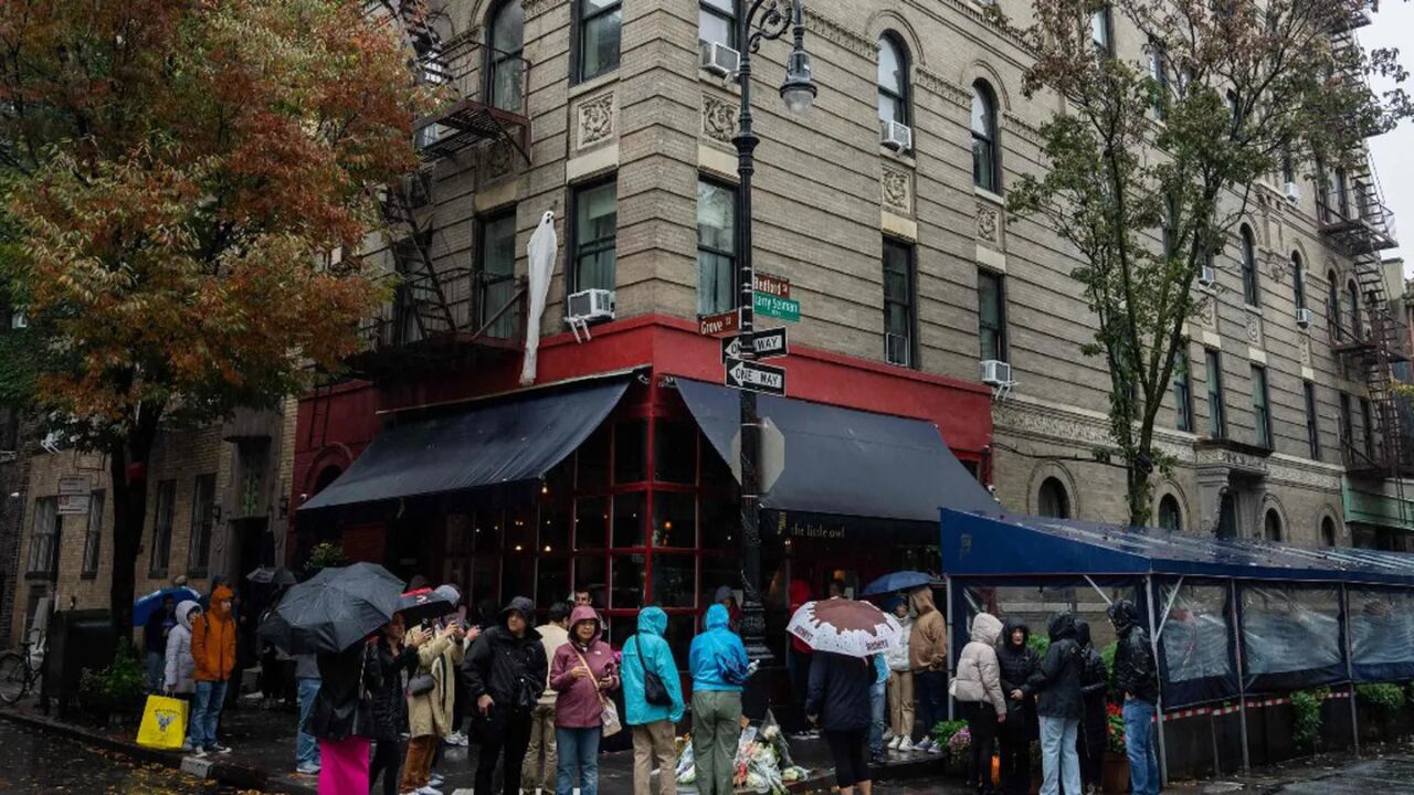 Fanáticos de Friends colocan flores ante el edificio de Nueva York donde en la ficción vivían los proagonistas de la serie. Gentileza: TN.