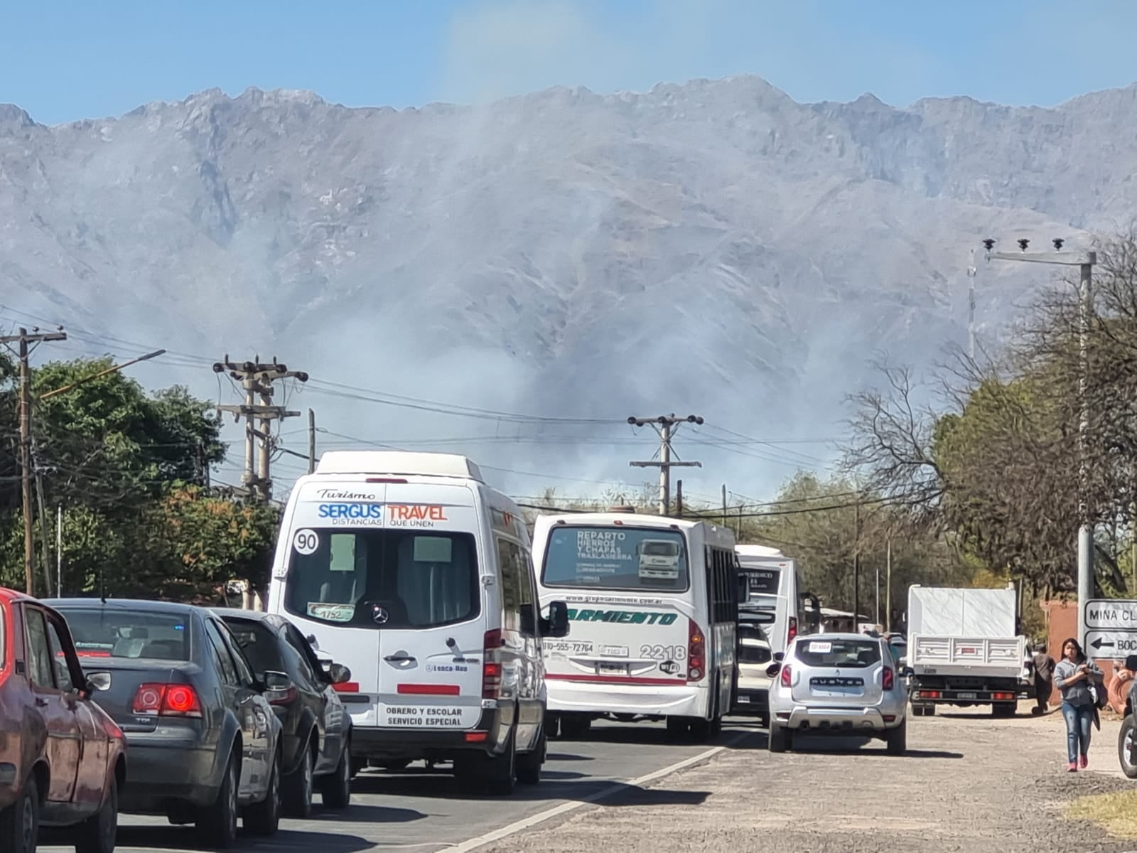 Ruta 14 en Traslasierra. Al fondo, humo de un incendio, este viernes. El trafico cortado entre Las Tapias y Villa de las Rosas,. (La Voz)