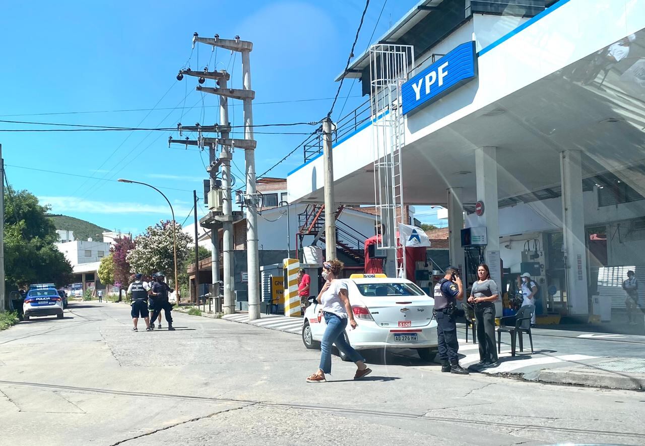 Sindicato de Petroleros y ex empleados se manifestaron nuevamente en la estación YPF VillaFuel.