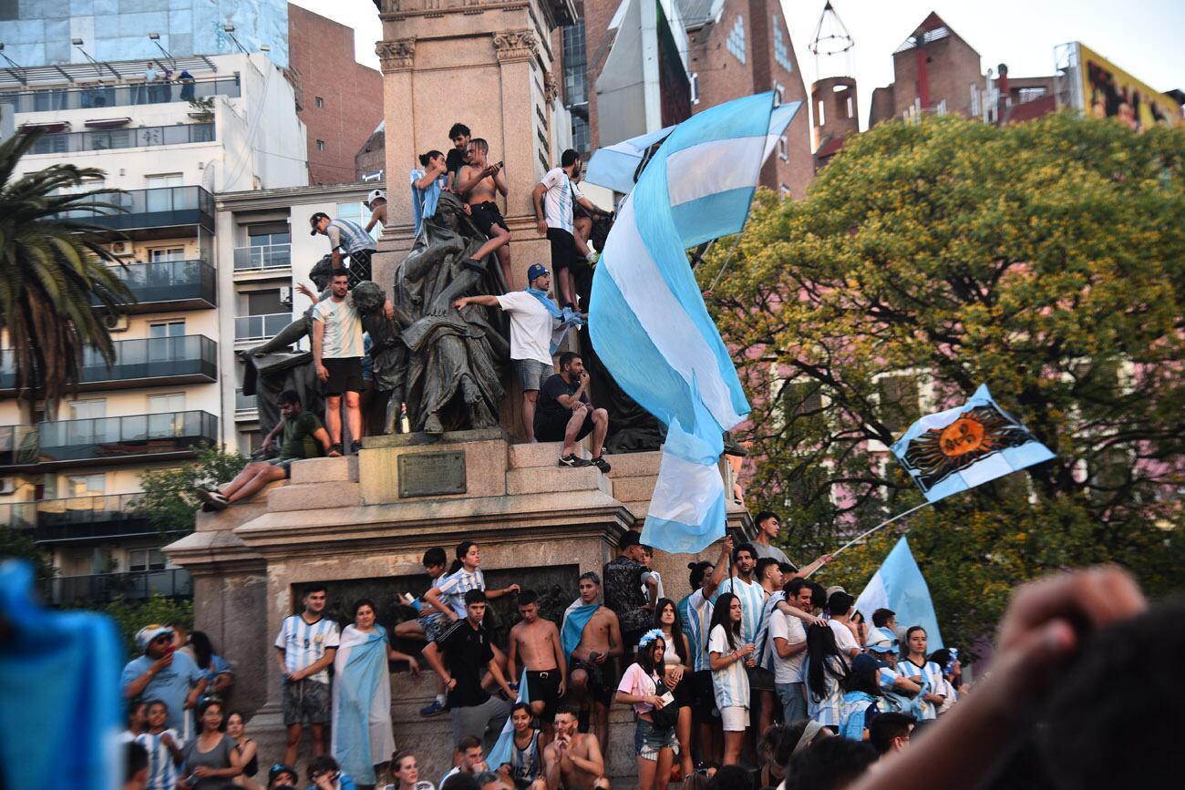 Una multitud festejó en el Patio Olmos y la Plaza Vélez Sarsfield después del partido final del mundial de fútbol. (Pedro Castillo / La Voz)