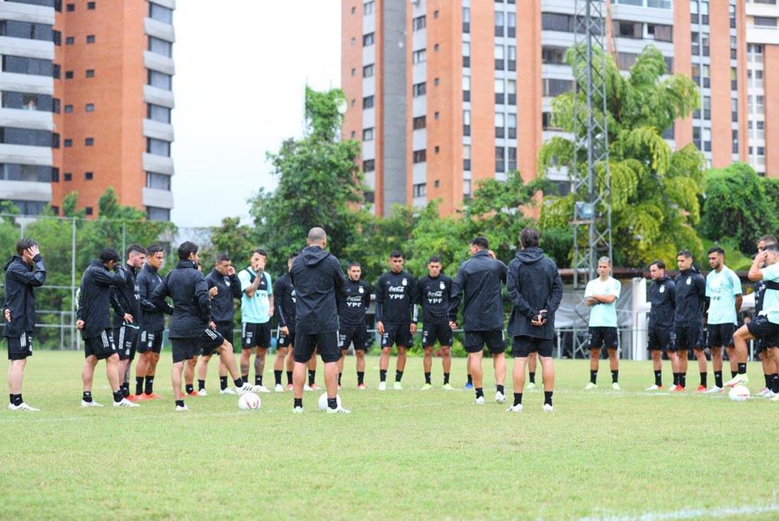 El plantel nacional, a cargo de Lionel Scaloni, se prepara en Caracas para enfrentar el jueves al local Venezuela. (@Argentina)