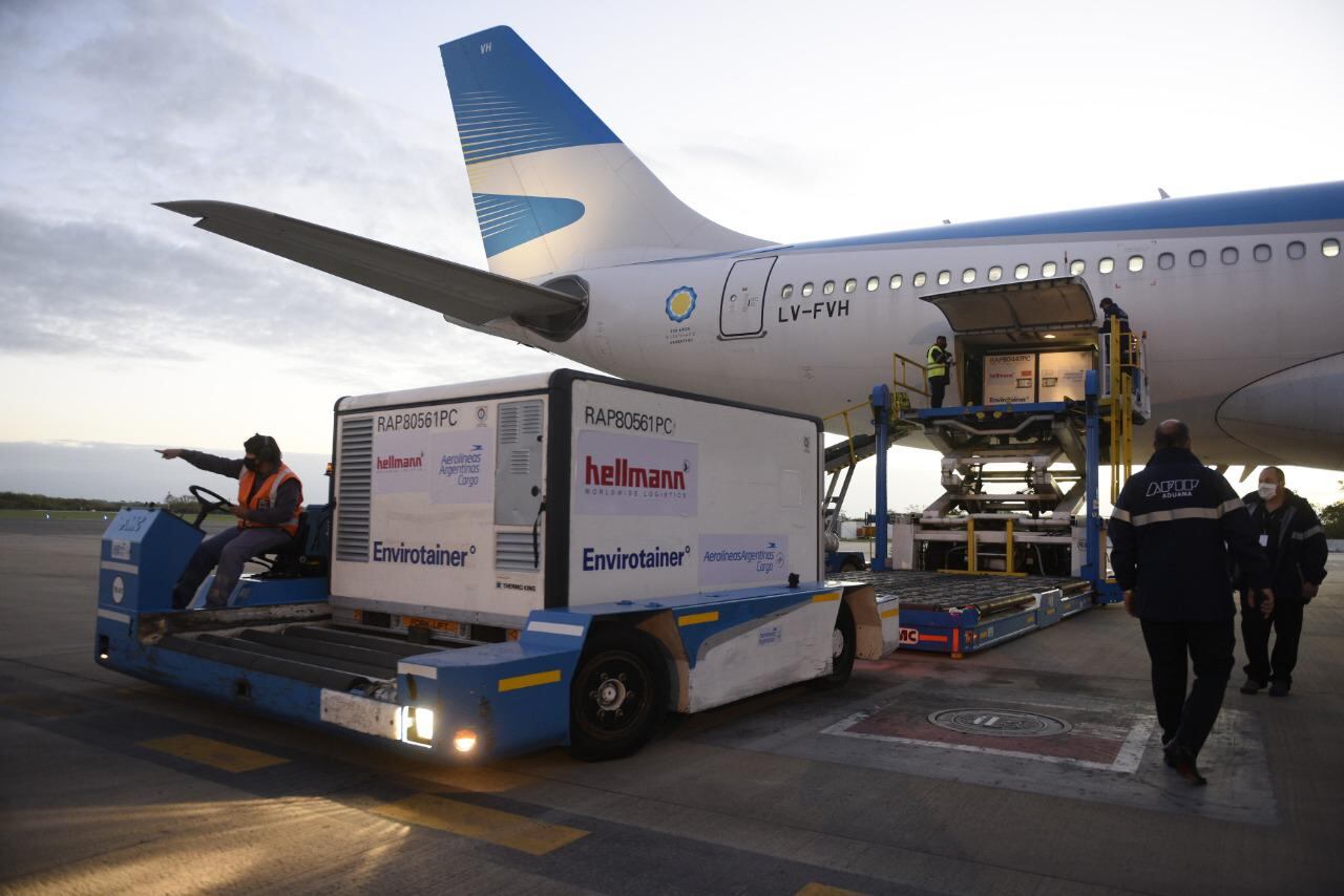 Un vuelo de Aerolíneas Argentinas trae más dosis de la vacuna Sinopharm contra el COVID-19 al país. (Presidencia)