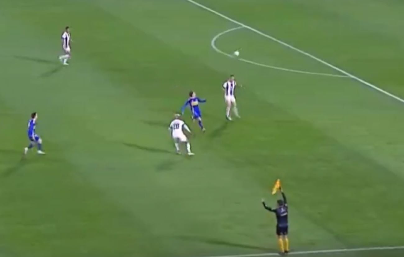 Todo Boca se quejó luego de que el árbitro anulara su gol por una supuesta posición adelantada. (Captura de pantalla)