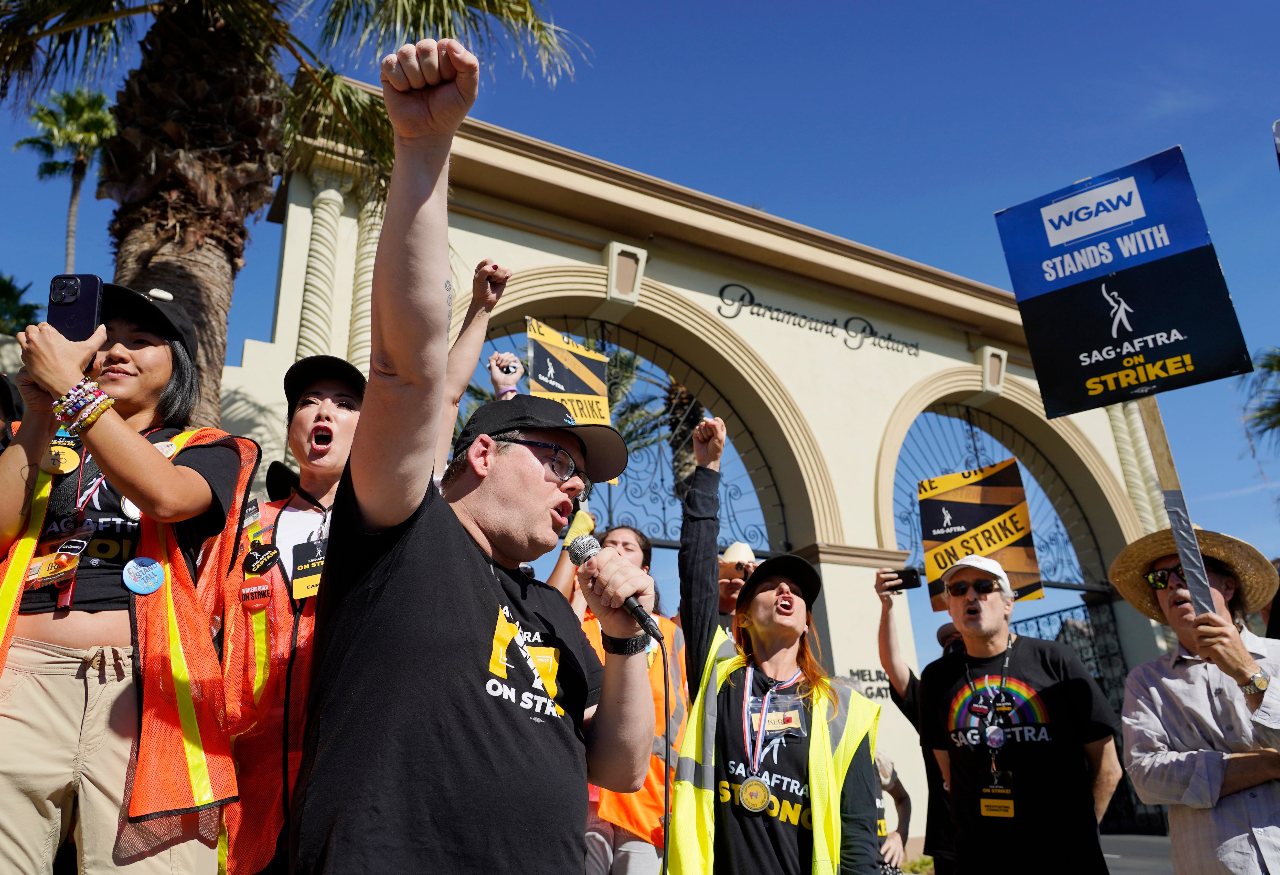 El principal negociador del sindicato de actores SAG-AFTRA Duncan Crabtree-Ireland, izquierda, durante una protesta de actores en huelga frente al estudio de Paramount Pictures el 3 de noviembre de 2023 en Los Angeles. (Foto AP/Chris Pizzello)