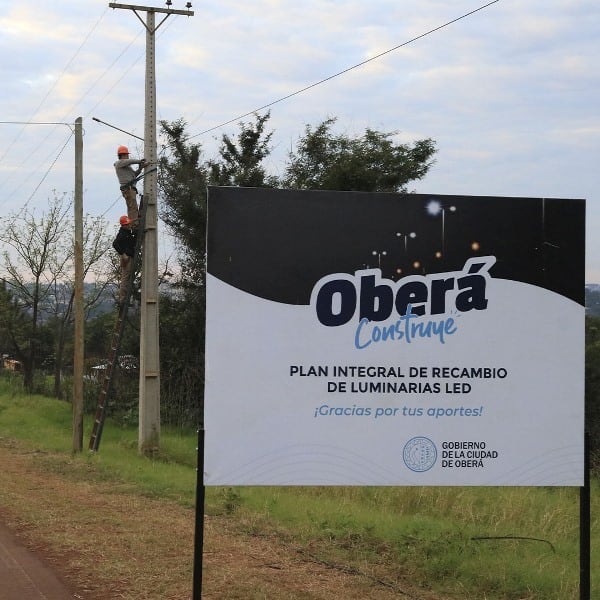 Ejecutan tareas de recambio de luminarias en Oberá.