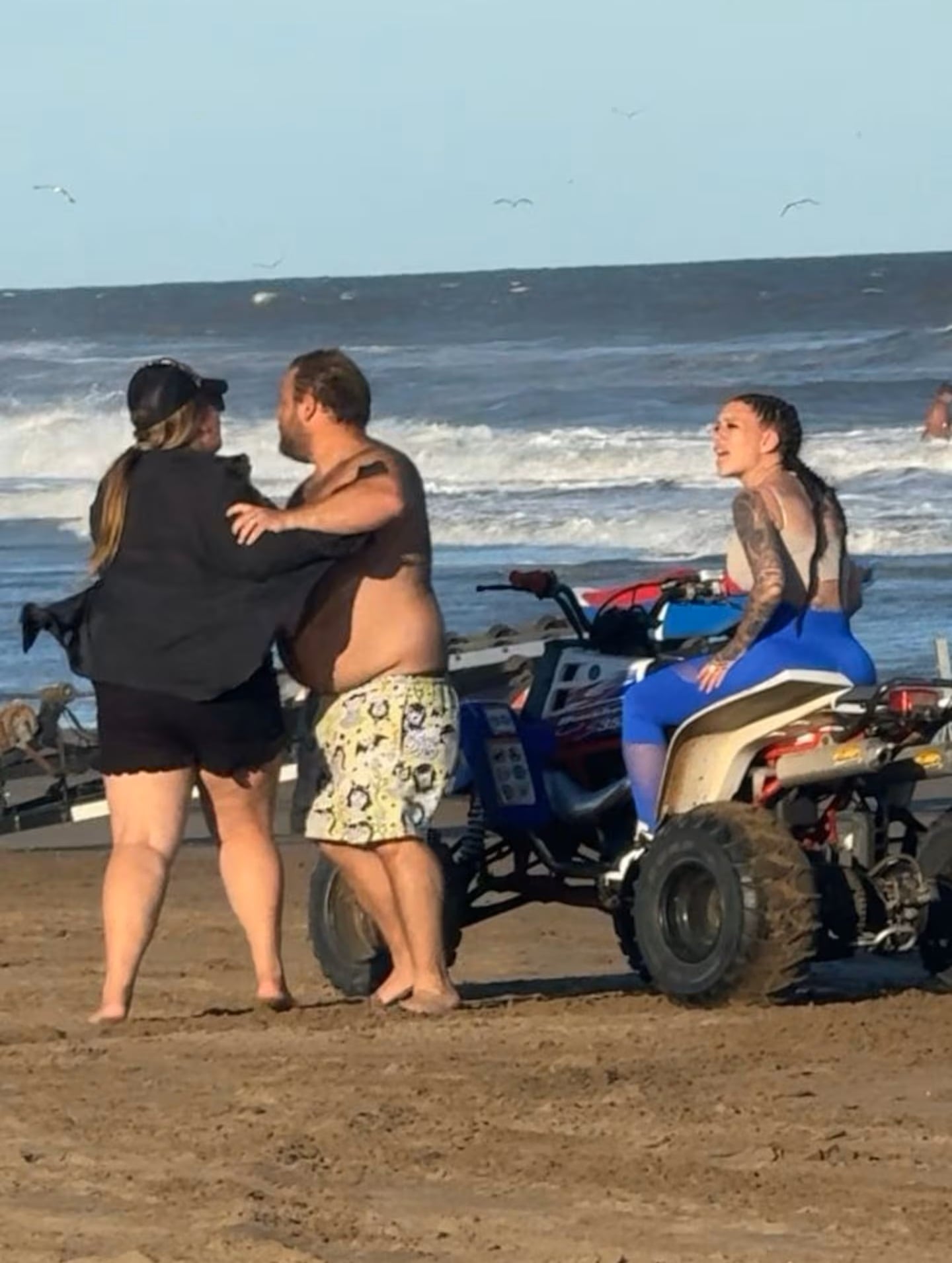 París de Sena discutiendo con los padres del niño.