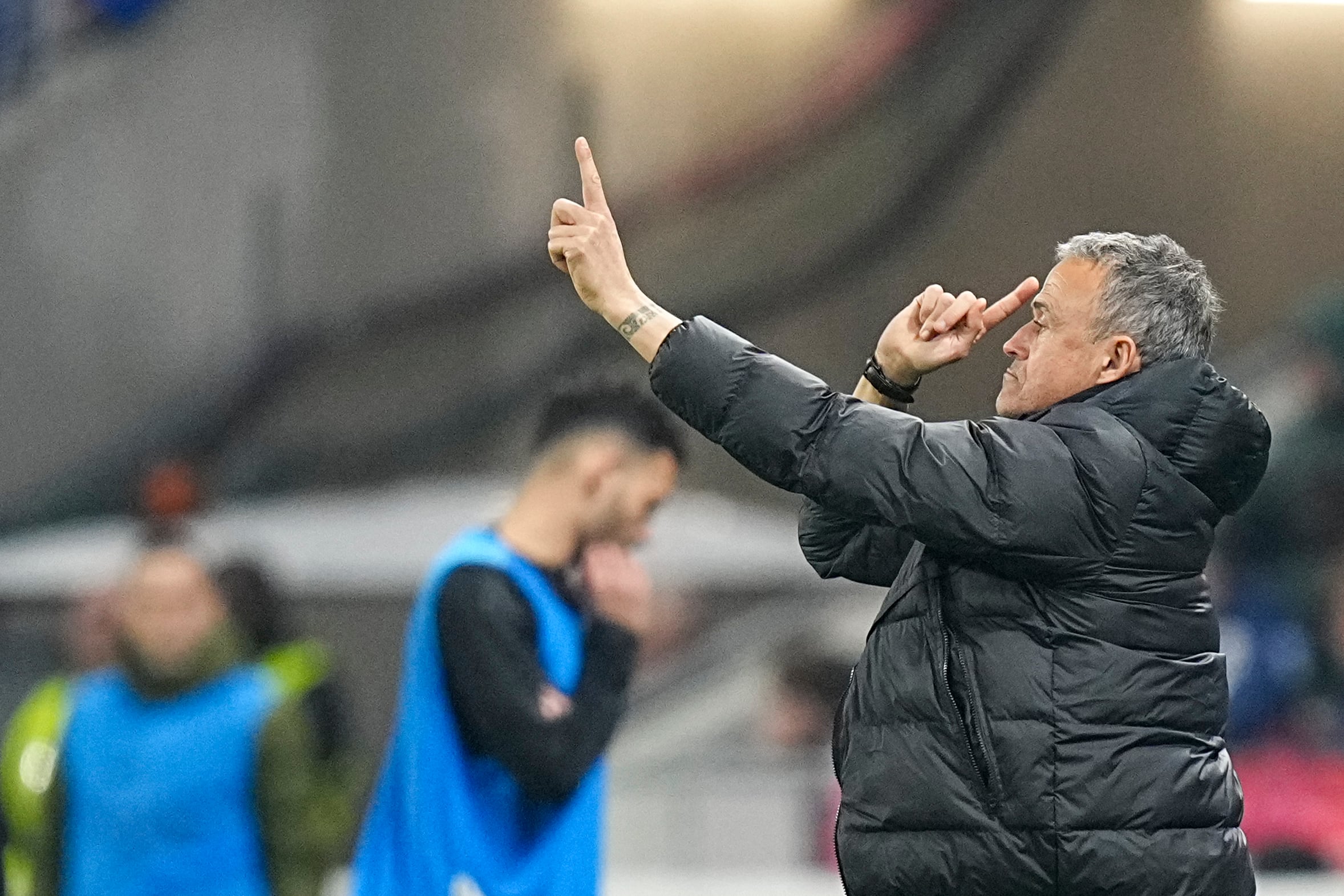 El técnico del Paris Saint-Germain Luis Enrique durante el partido contra Lyon en la liga francesa, el domingo 23 de febrero de 2025. (AP Foto/Laurent Cipriani)