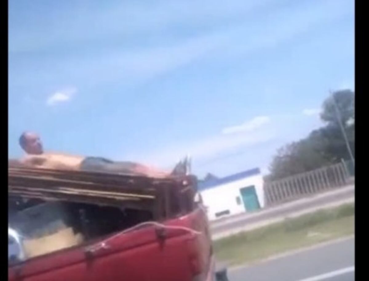 “¿Qué hacés?”: el peligroso método viral de un cordobés para transportar maderas