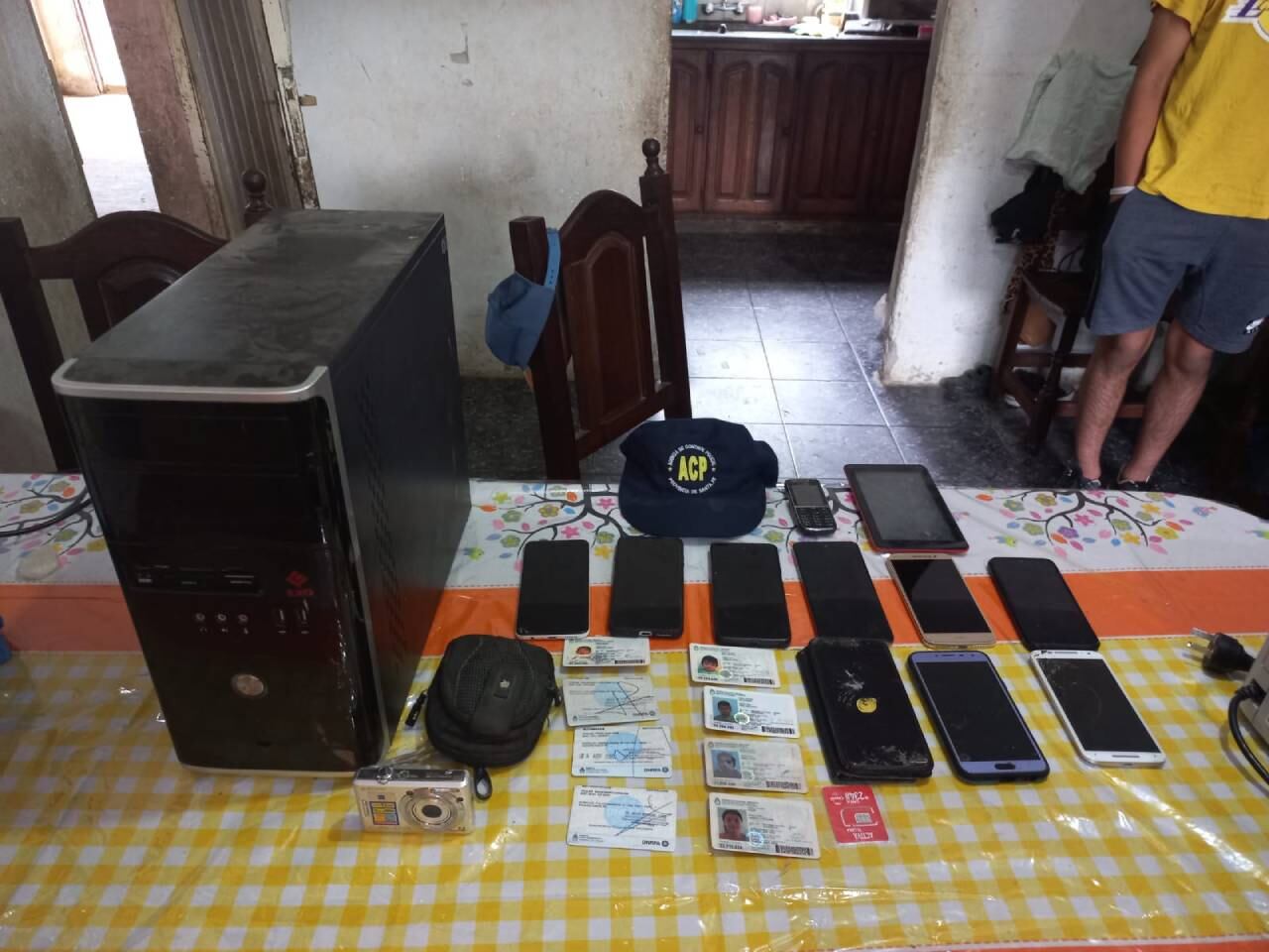 La policía secuestró celulares y documentos durante el operativo de este viernes.