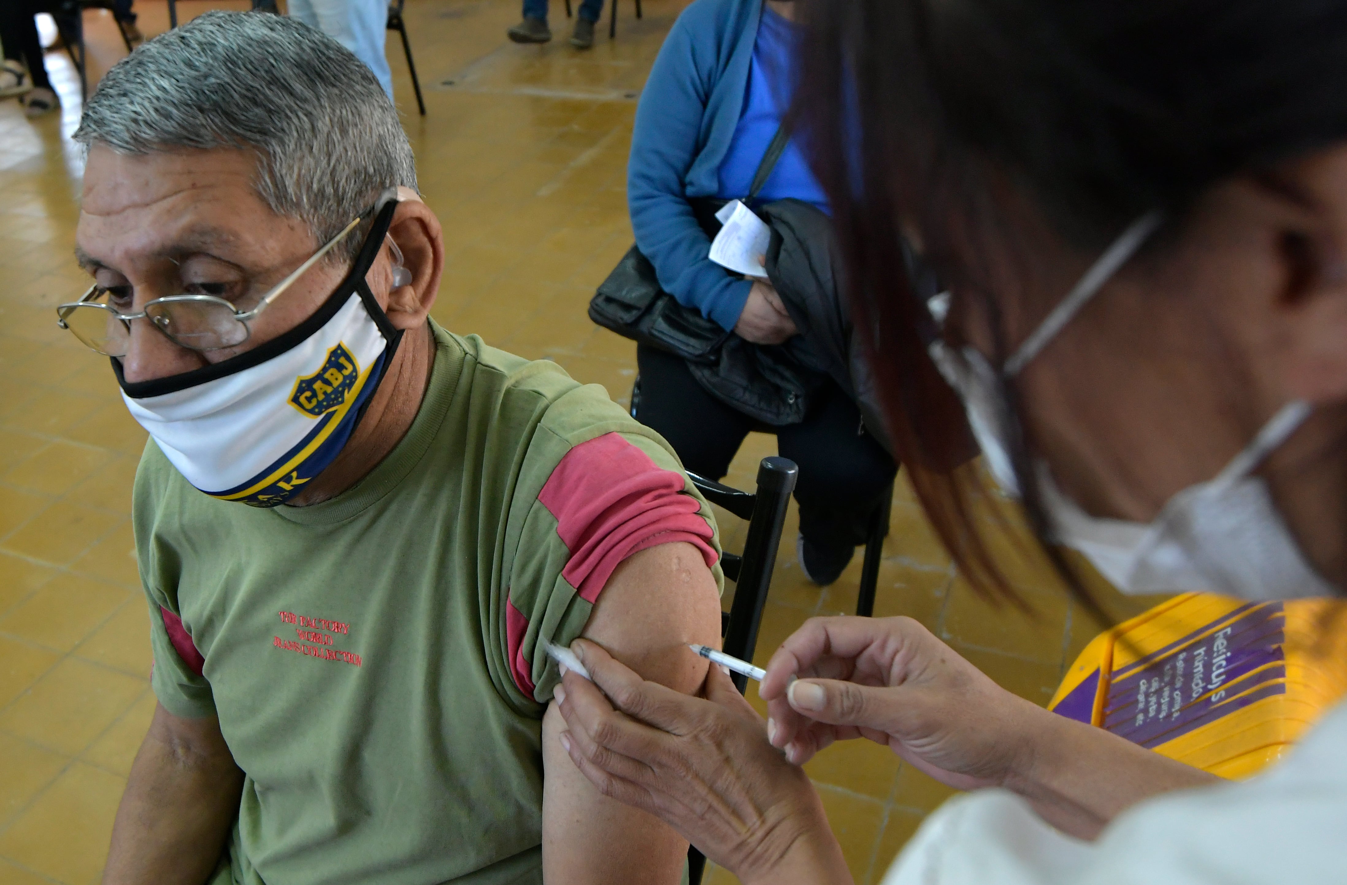 Mendoza 13 de abril  2021  Sociedad
Continúa la vacunación con vacunas Sputnik V y las chinas , en el Vacunatorio de campaña en Ex Cose de Godoy Cruz
vacuna, vacunas, coronavirus, Covid 19, Covid, Crisis, salud, enfermero, médico , rusa, china 
Foto:Orlando Pelichotti / Los Andes

