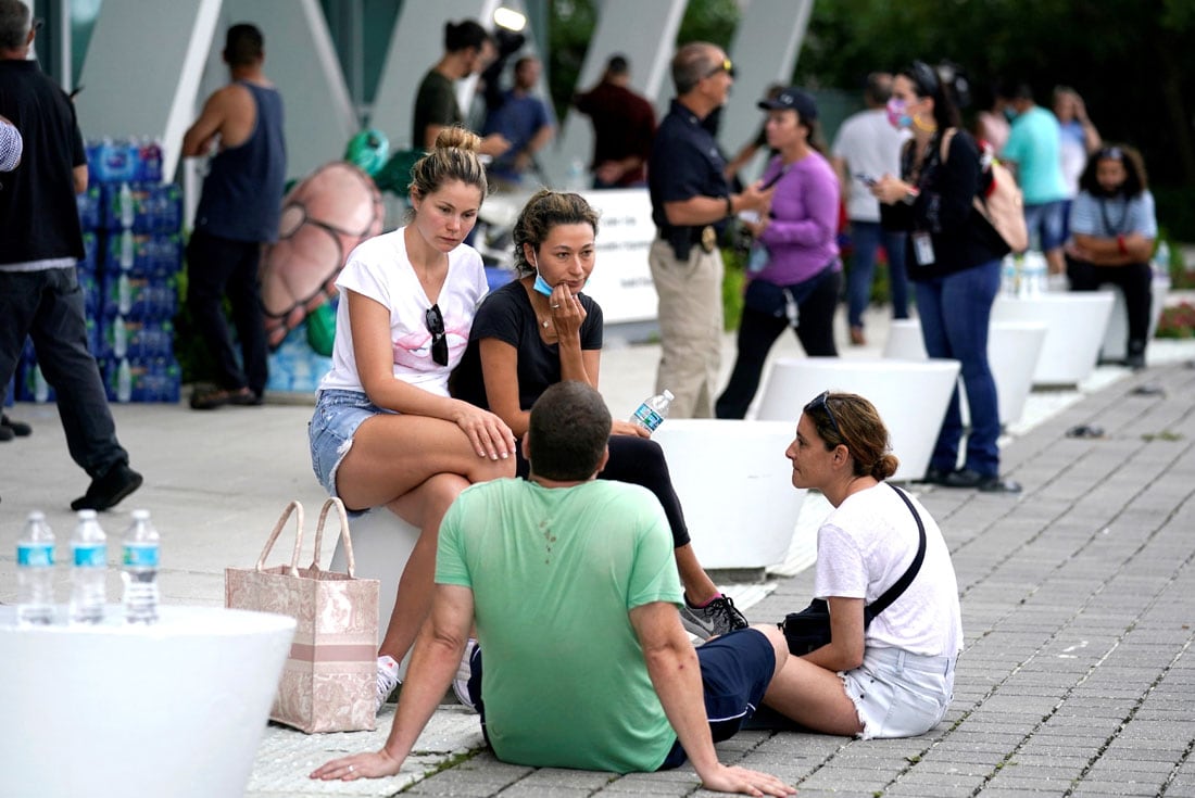 Familiares esperan noticias de las personas alojadas en el lugar. (AP)