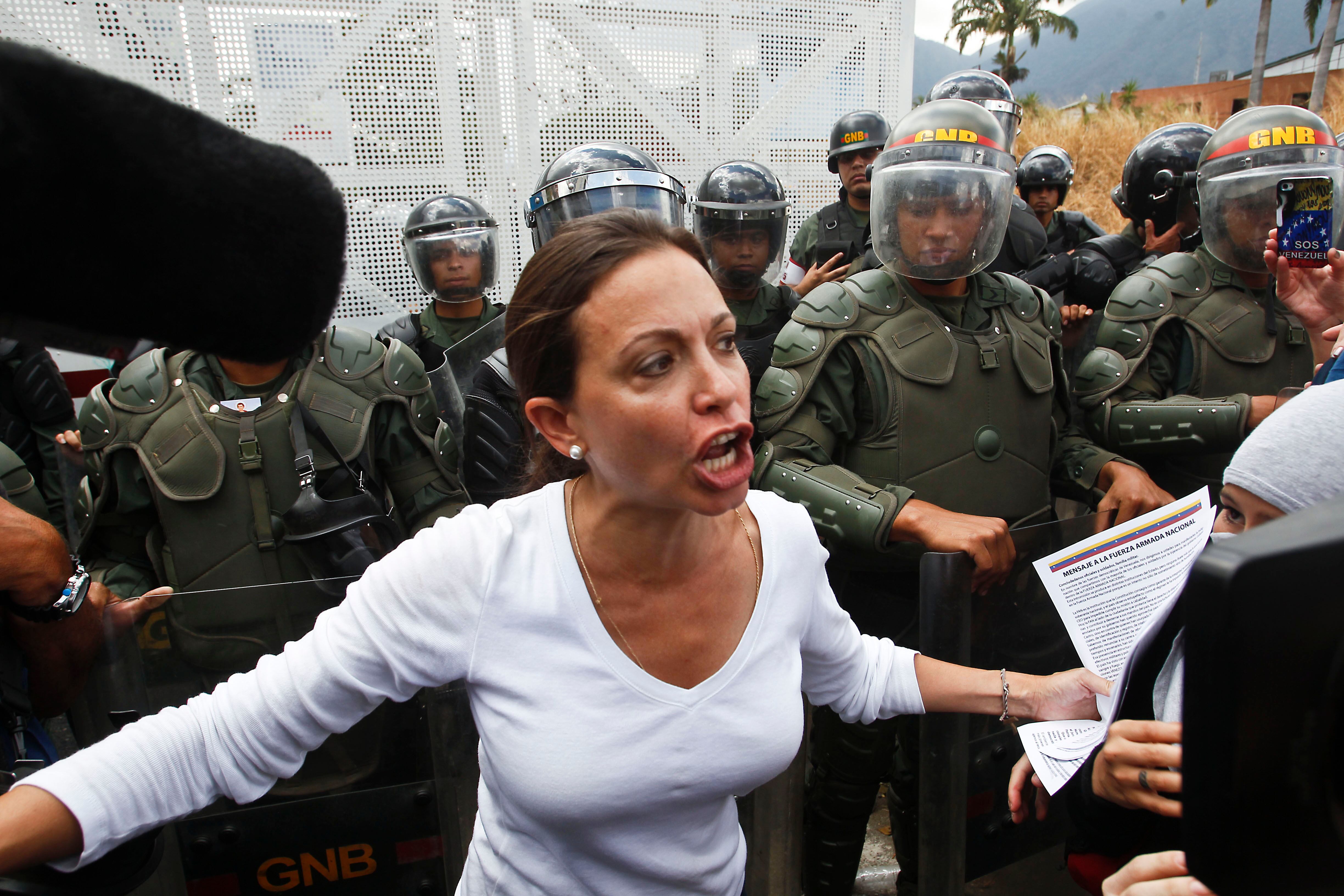 Archivo - La congresista opositora María Corina Machado habla con los medios y simpatizantes frente a una fila de la elementos de la Guardia Nacional Bolivariana durante una marcha antigubernamental en Caracas, Venezuela, el 16 de marzo de 2014. La decisión del gobierno en 2023 de vetarla de un cargo público ayudó a reunir a la fracturada oposición y a centrar la atención en su esfuerzo por celebrar unas elecciones primarias presidenciales independientes. (AP Foto/Esteban Félix, Archivo)

FILE - Opposition Congresswoman Maria Corina Machado speaks to the media and supporters in front of a line of Bolivarian National Guards during an anti-government march in Caracas, Venezuela, March 16, 2014. The government's move to ban her from public office in 2023 has helped rally the fractured opposition and focus much-needed attention on their effort to hold an independent presidential primary election. (AP Photo/Esteban Felix, File)