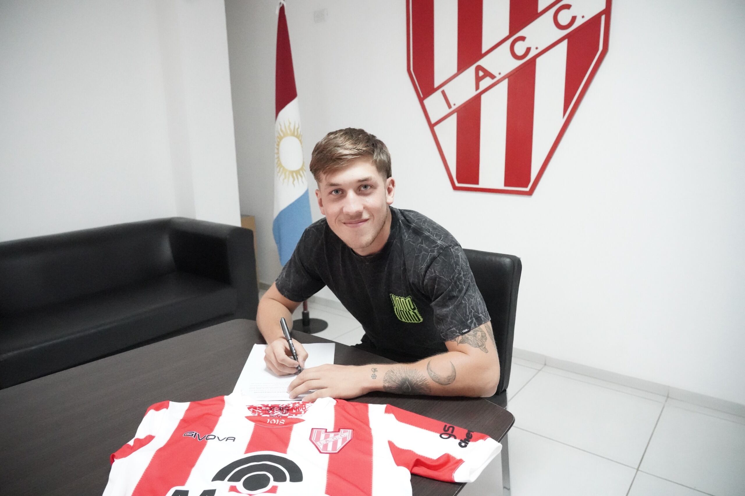 Luca Klimowicz firmó su primer contrato con Instituto. (IACC).