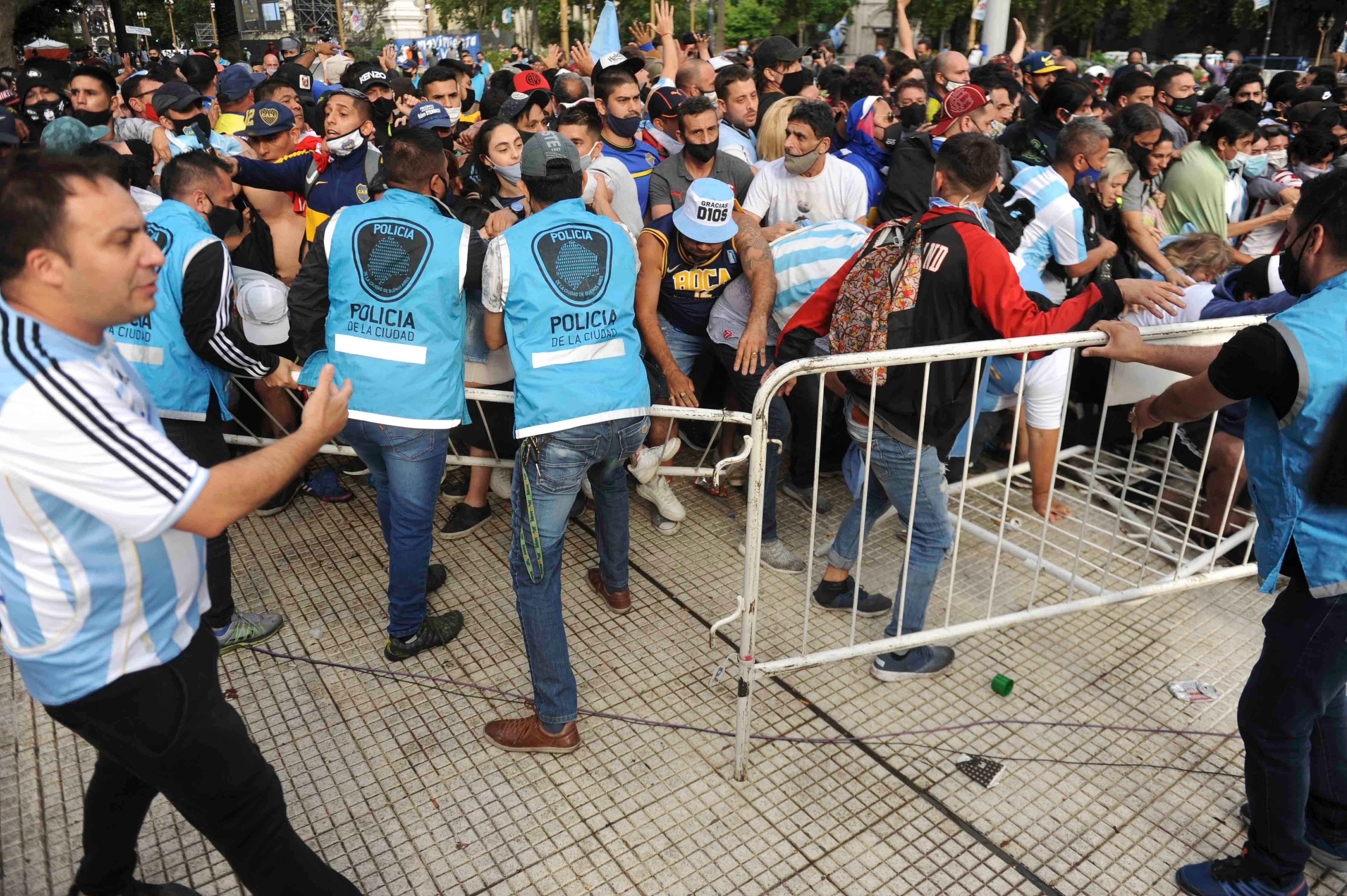 Multitudinaria despedida a Diego Armando Maradona en la Casa Rosada.