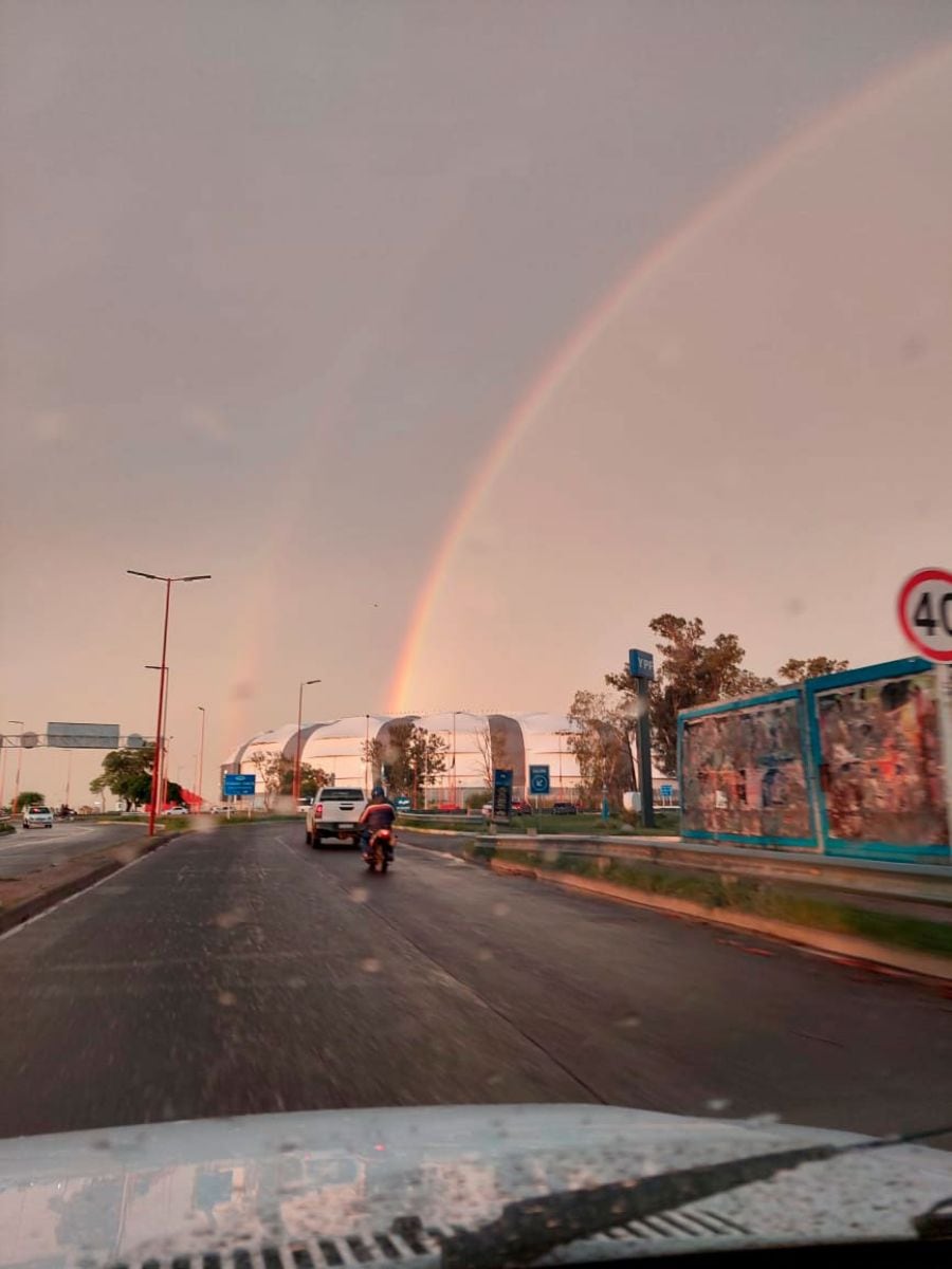 El arcoíris que atravesó el cielo de Santiago del Estero.