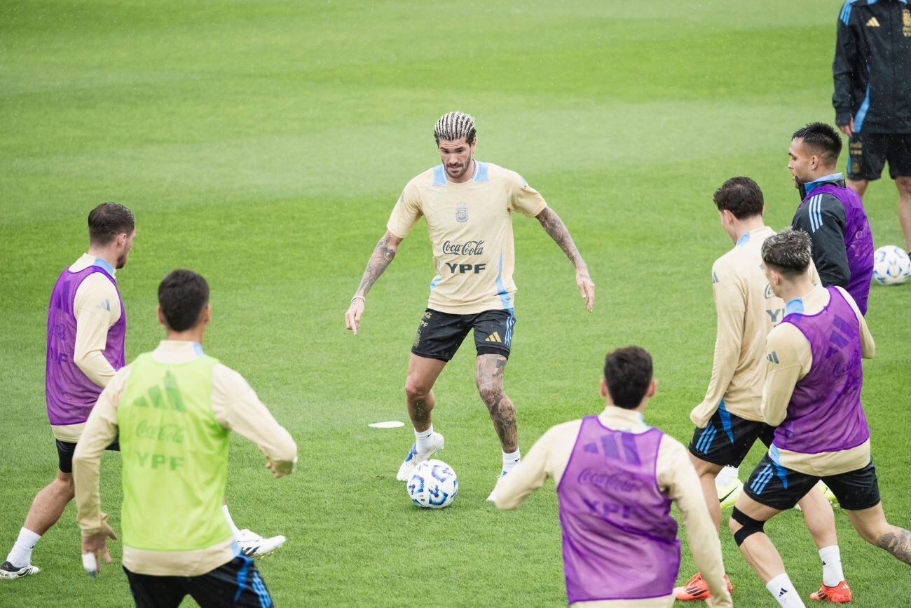 La selección argentina se entrenó bajo la lluvia en el predio Lionel Messi de Ezeiza de cara al encuentro ante Perú. (Prensa selección argentina)