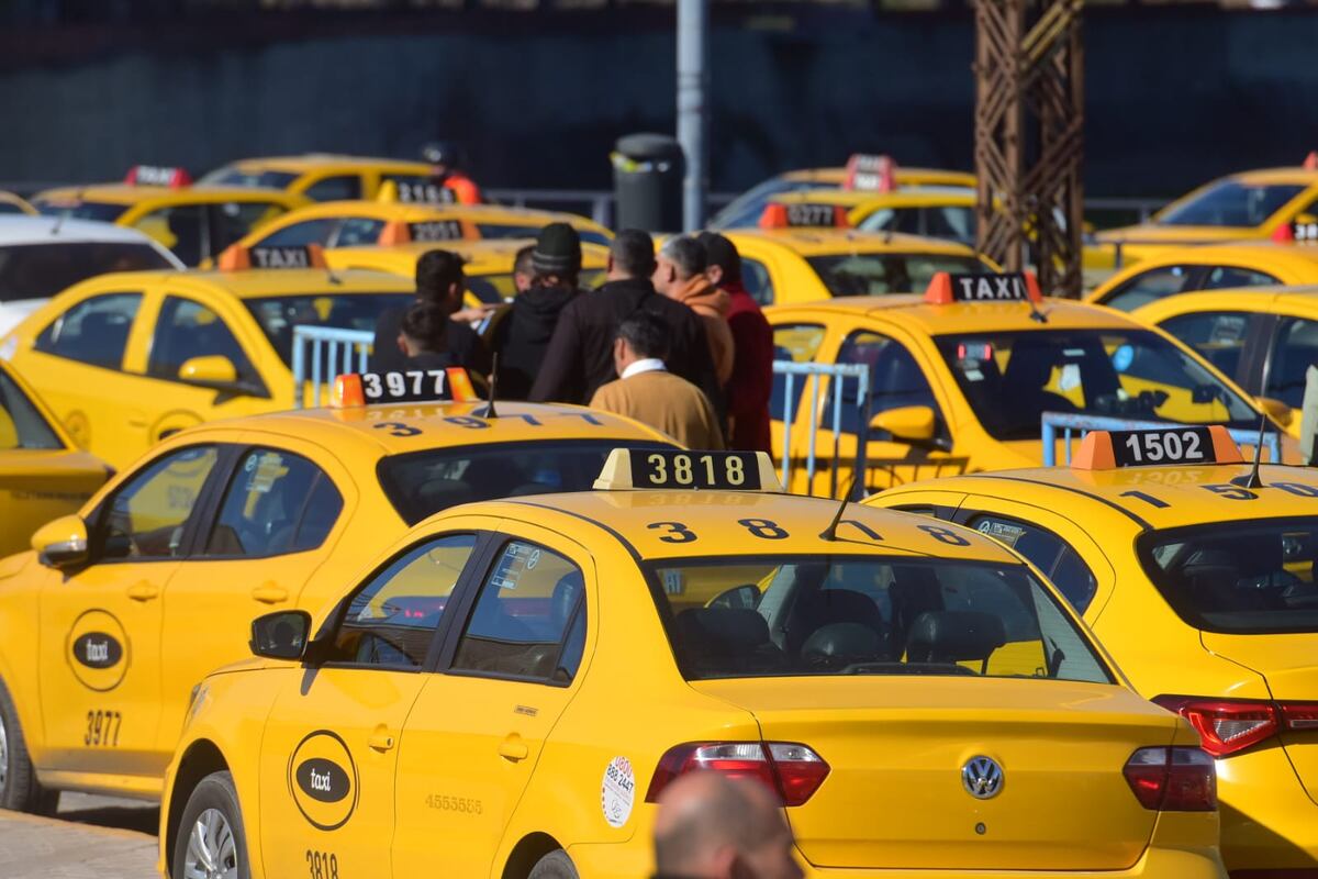 Ante la marcha de taxis y remises en Córdoba, establecieron un corte de tránsito en Costanera Norte