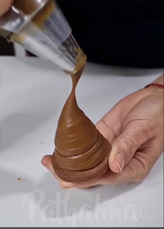 Receta rápida y fácil: cómo preparar los espectaculares conitos de dulce de leche bañados en chocolate