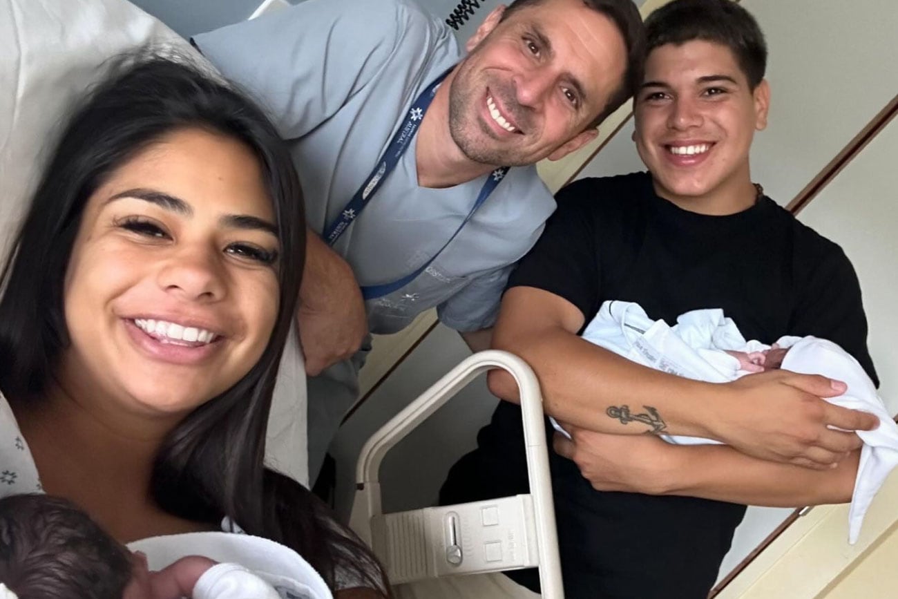 Una de las primeras fotos de Daniela y Thiago, desde el hospital, tras el parto de las gemelas. (Instagram Daniela Celis)