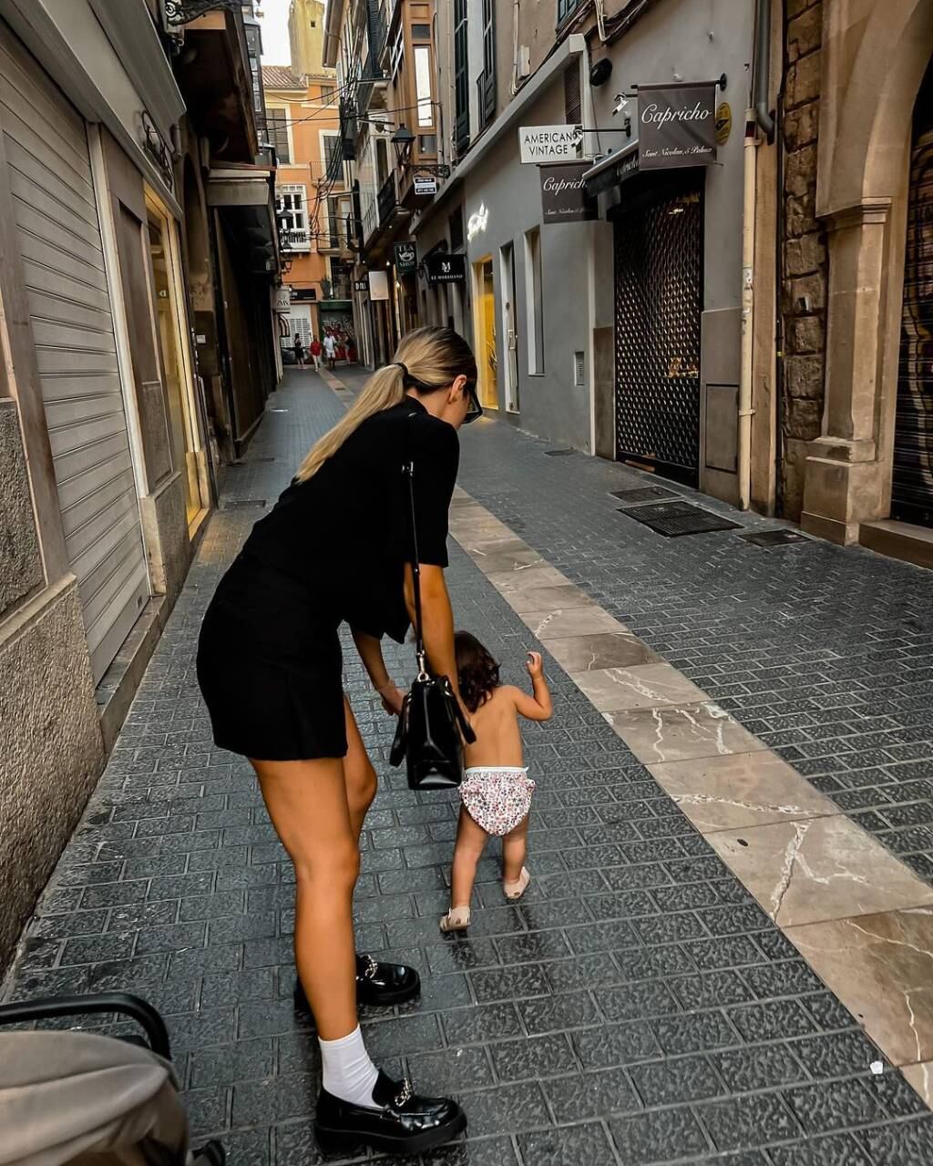 Giorgia Sierra Icardi le dio algo de trabajo a su mamá durante la sesión de fotos.