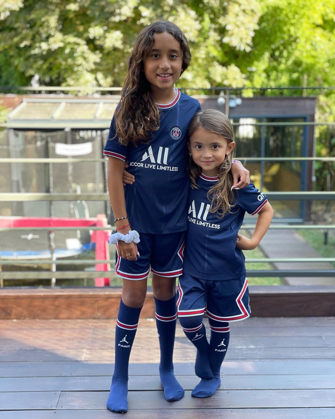 Las hijas de Ángel Di María con la casaca del PSG. (@angeldimariajm)