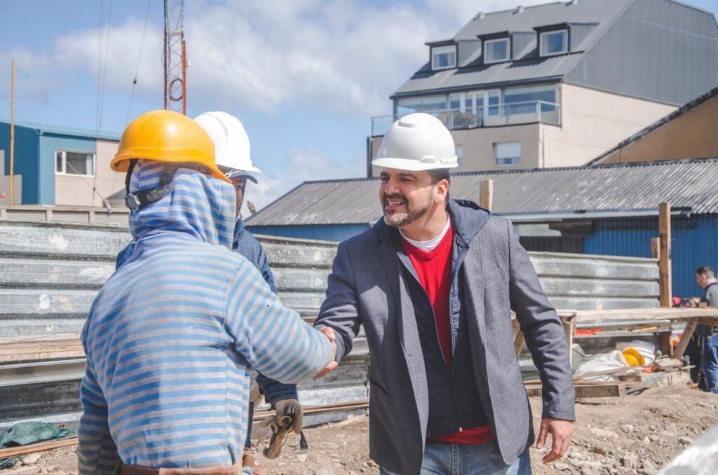 El intendente de Ushuaia, Walter Vuoto, recorrió la obra del nuevo edificio del Centro de Monitoreo del área.