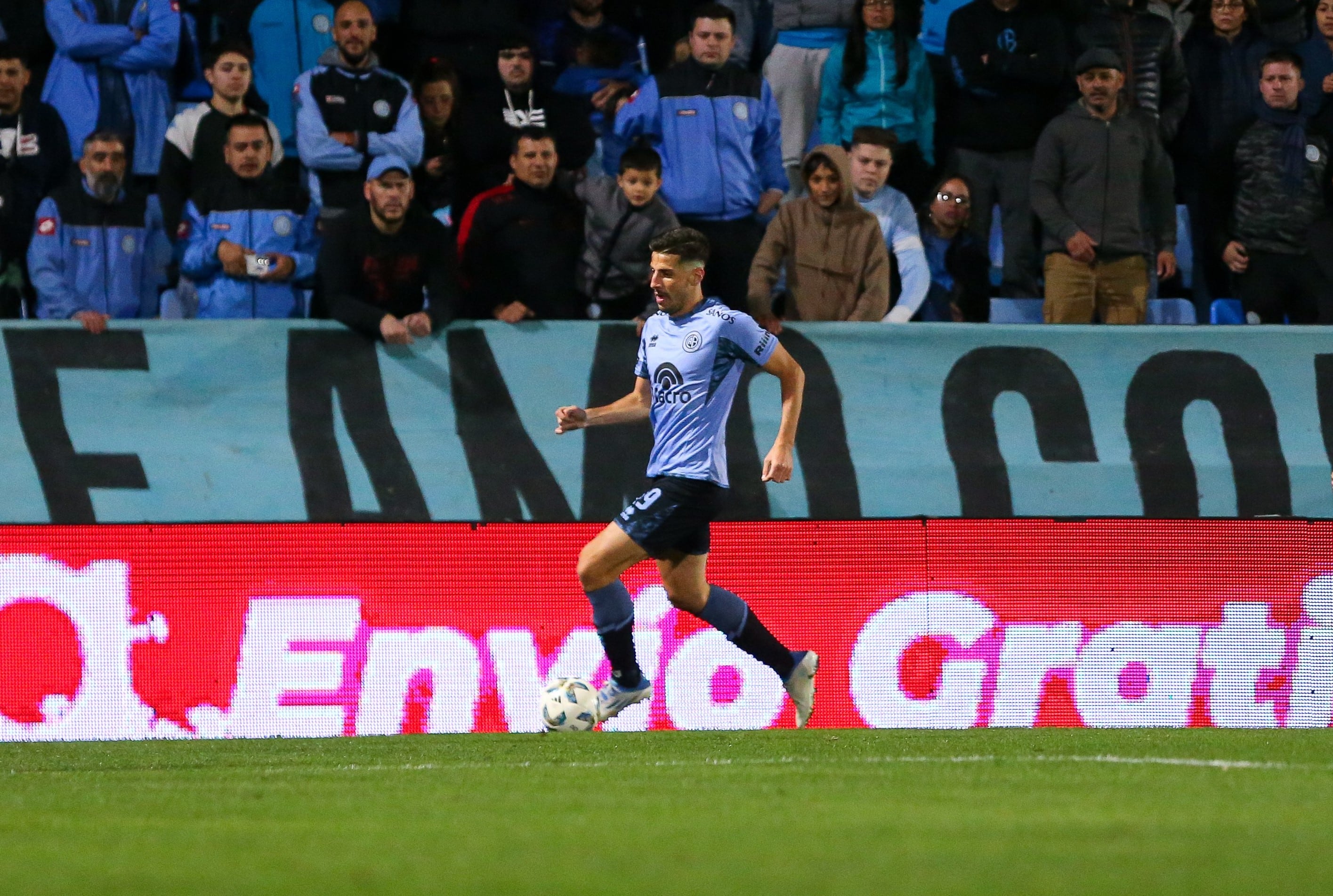 Pablo Chavarría maneja la pelota en el Gigante de Alberdi (Prensa Belgrano)