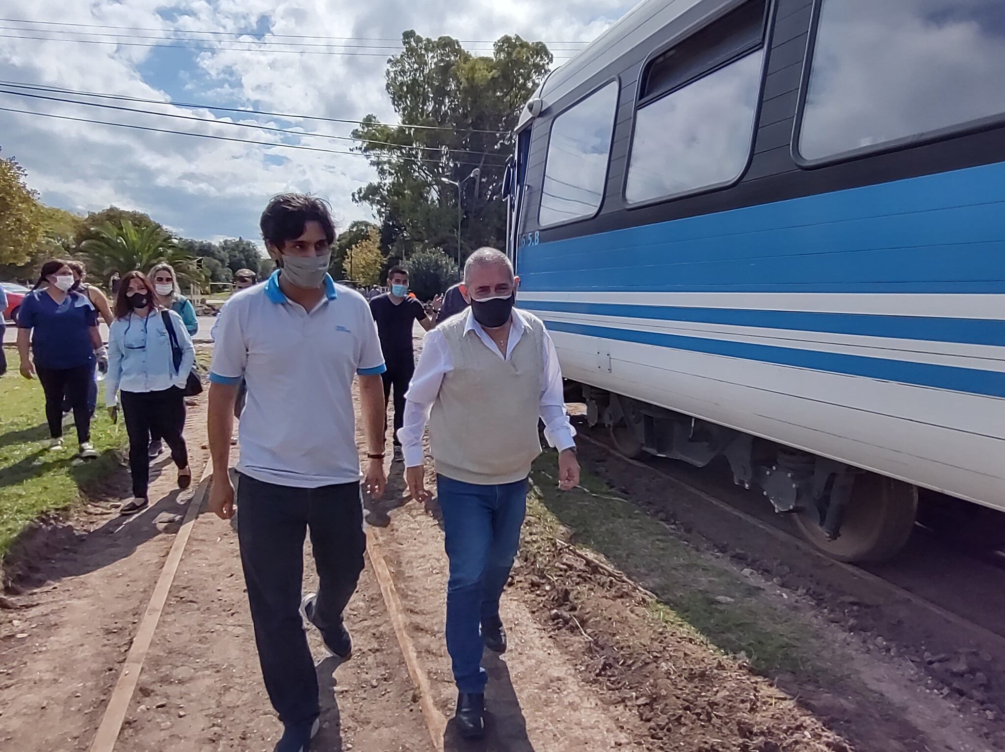 El intendente Jorge Caserio, recorriendo la formación "de prueba" que arribó este 19 de abril a Valle Hermoso.