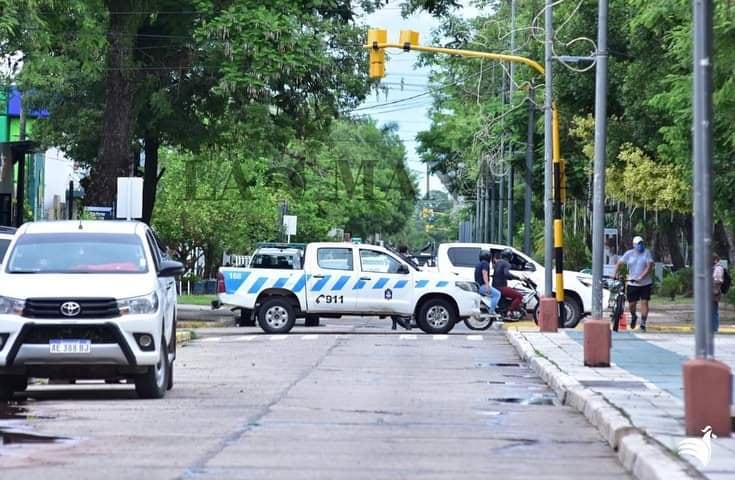 En todas las calles de acceso un móvil y policías impedían el ingreso a la plaza