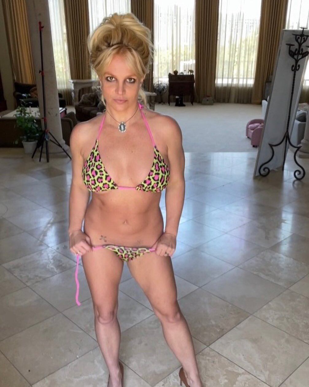 Britney Spears causó furor en microbikini animal-print y demostró porqué es una estrella.