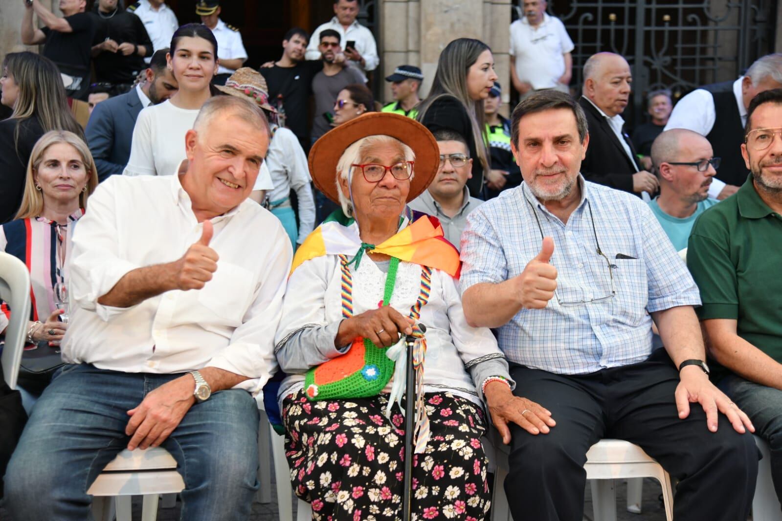 El gobernador de la provincia, Osvaldo Jaldo junto al Ministro de salud Luis Medina Ruiz  acompañados por la figura de la Pachamama