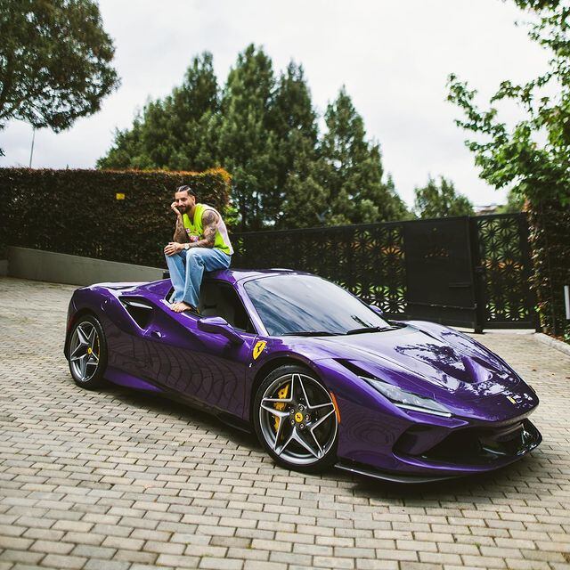 El nuevo Ferrari de Maluma.