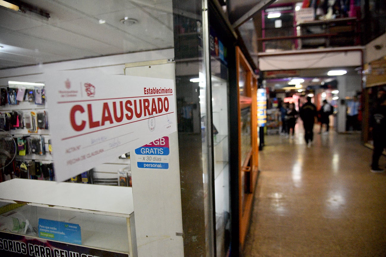 Allanamientos en la Galería Norte, de la ciudad de Córdoba. (Pedro Castillo / La Voz)