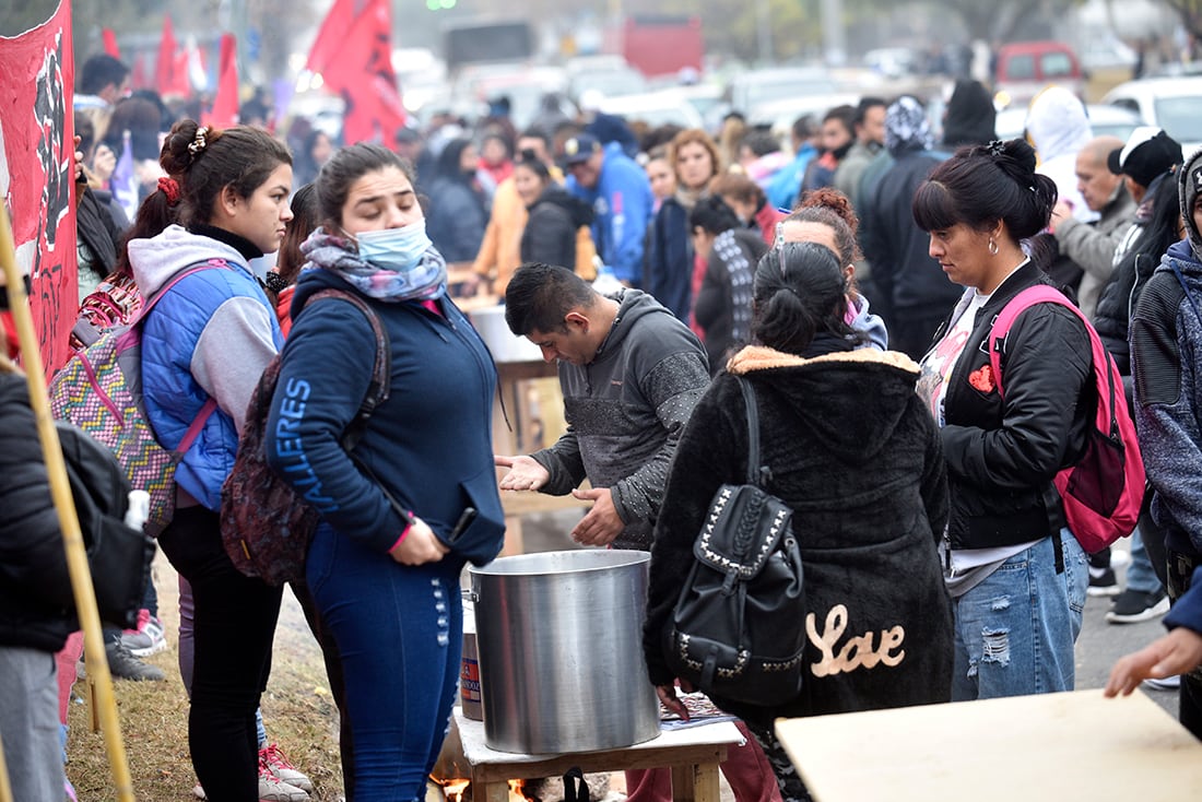 Integrantes del FOL rodearon la planta de Bagley para protestar por el aumento de precios. (Ramiro Pereyra / La Voz)