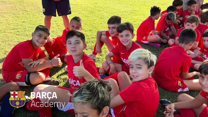 Mateo junto a uno de los equipos de la Clínica de Barcelona.