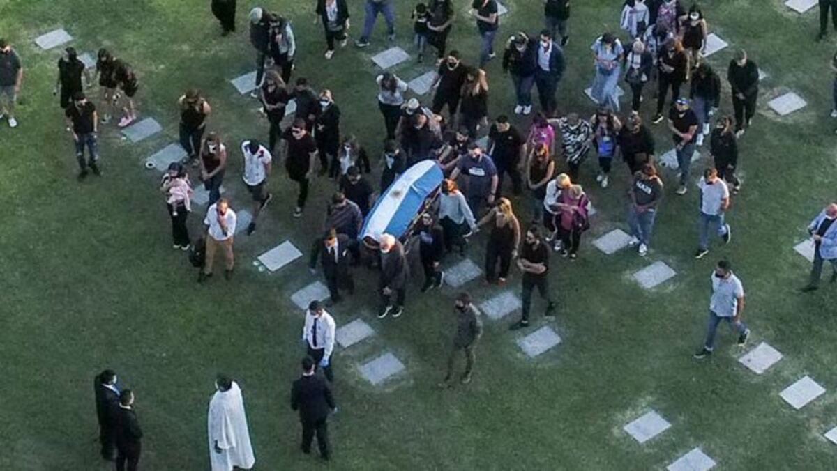 Diego Maradona ya descansa en el verde césped y arropado por los colores que amó
