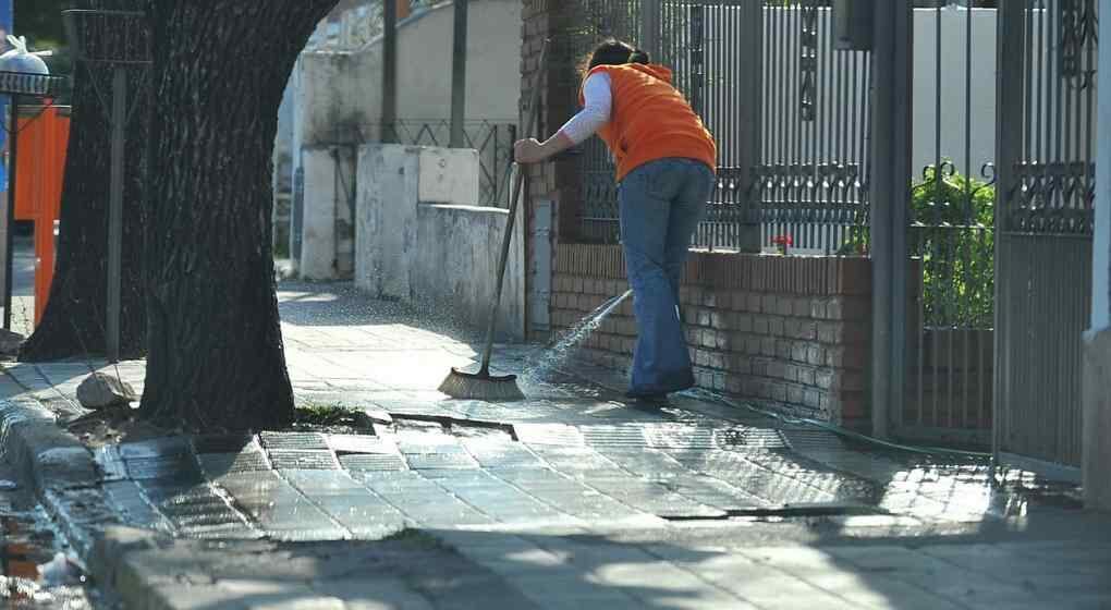 Recomiendan usar un balde en lugar de manguera. 