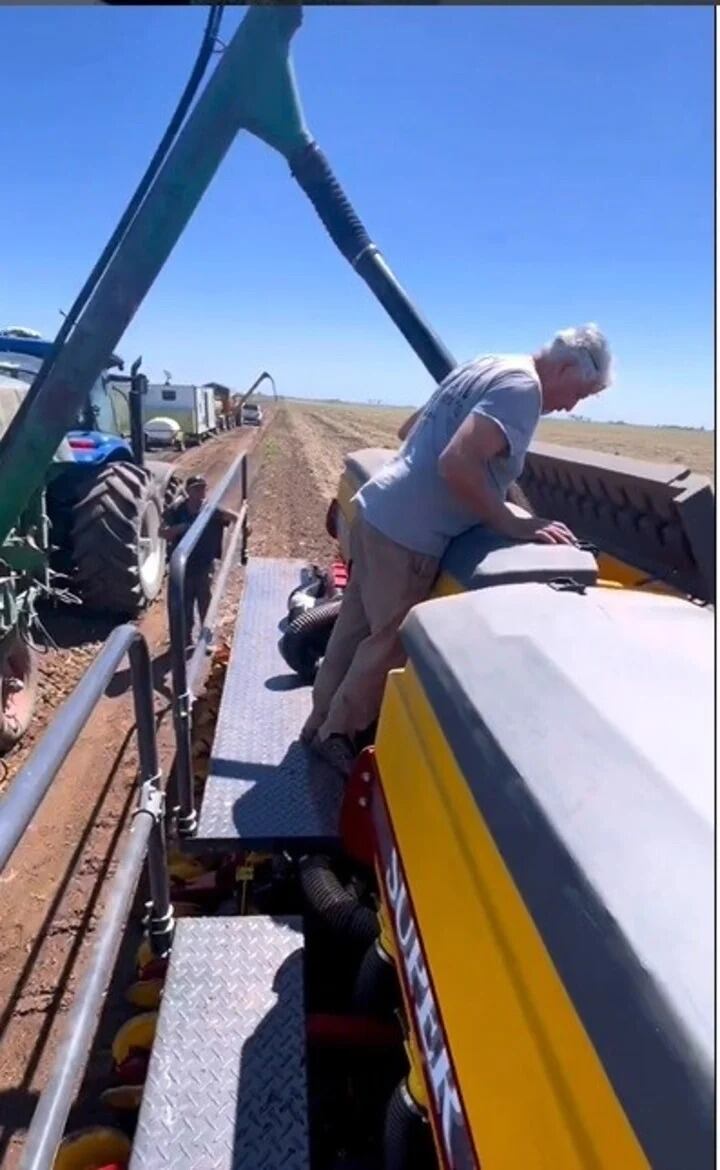 El padre de Mateo en el campo.