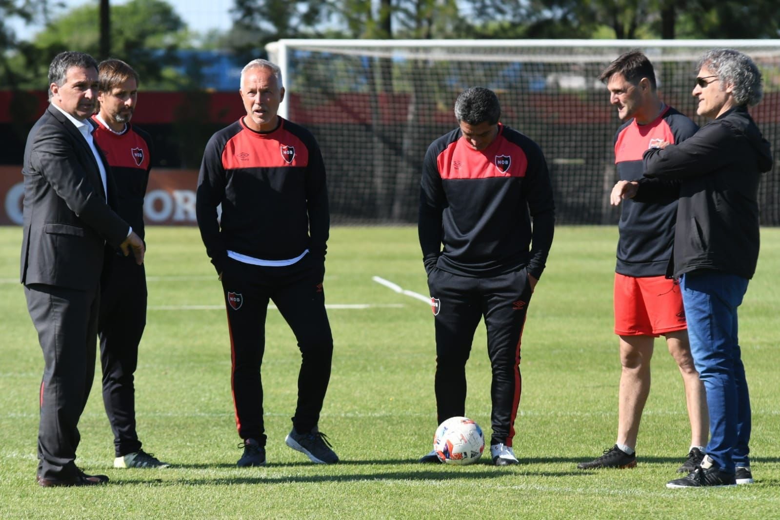 El presidente Ignacio Astore y el mánager Julio Saldaña estuvieron presentes en la primera práctica de Adrían Taffarel en Newell's Old Boys. (@Newells)