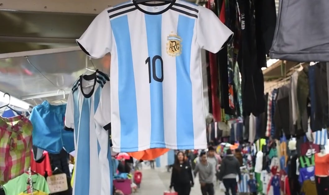 Ante el faltante de la camiseta original de la Selección Argentina en San Juan, los hinchas se están comprando versiones alternativas.