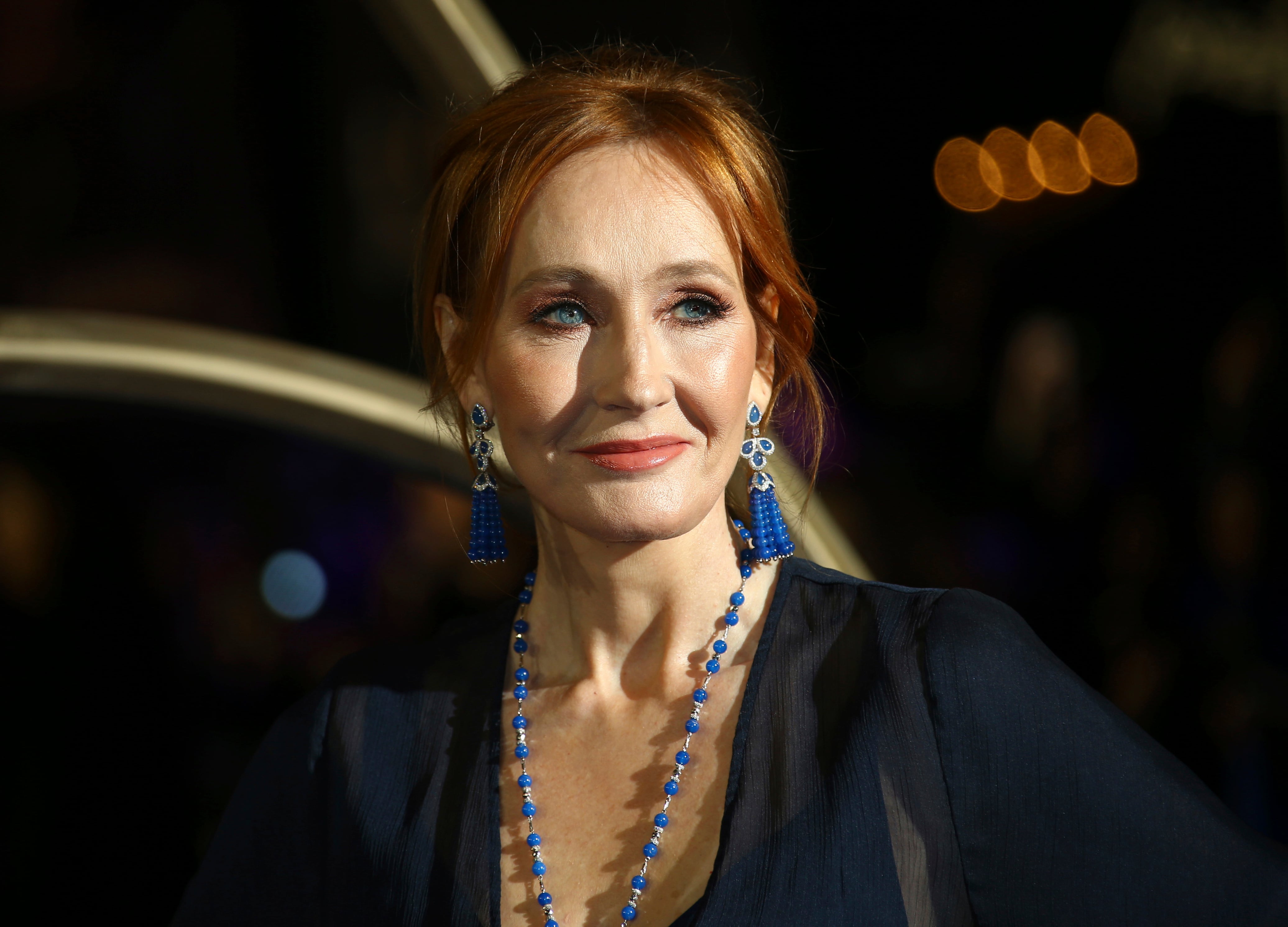 ARCHIVO - J.K. Rowling posa para los fotógrafos a su llegada al estreno de la película "Fantastic Beasts: The Crimes of Grindelwald", en Londres, el 13 de noviembre de 2018. La policía dice que J.K. Rowling no violó la ley con tuits criticando la nueva ley de discurso de odio de Escocia y refiriéndose a las mujeres transgénero como hombres. (Foto Joel C Ryan/Invision/AP, archivo)