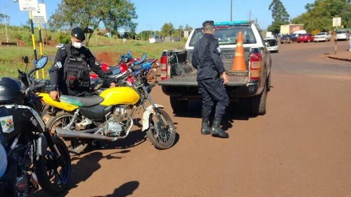 Efectivos policiales secuestran motocicleta en Oberá.