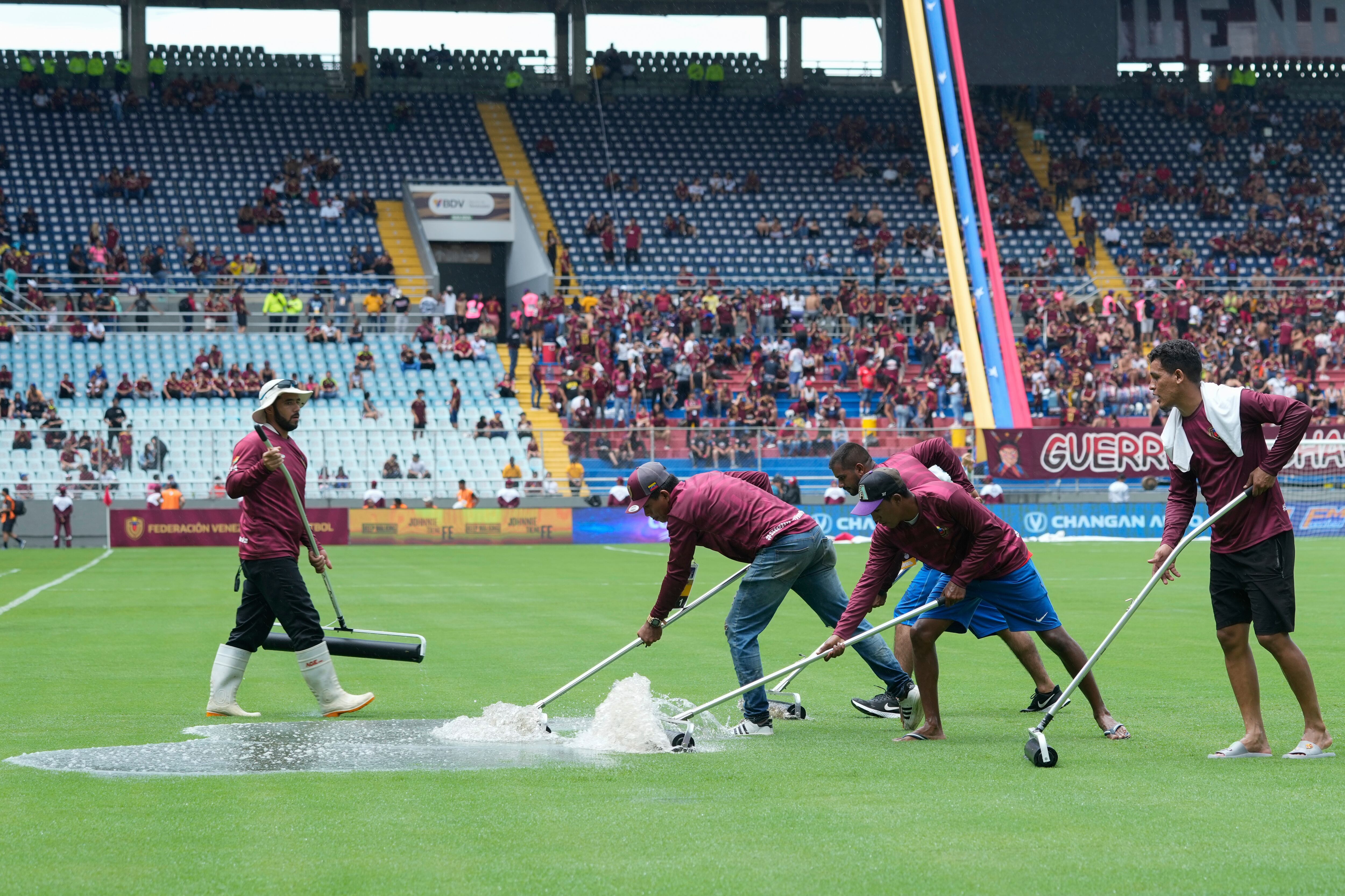 El agua complicó el partido en Maturín. (AP Foto/Ariana Cubillos)