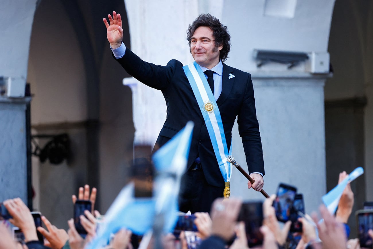 El presidente de Argentina, Javier Milei, saluda a sus partidarios fuera del Cabildo durante la conmemoración del 214º aniversario de la Revolución de Mayo, en Córdoba. (Reuters)