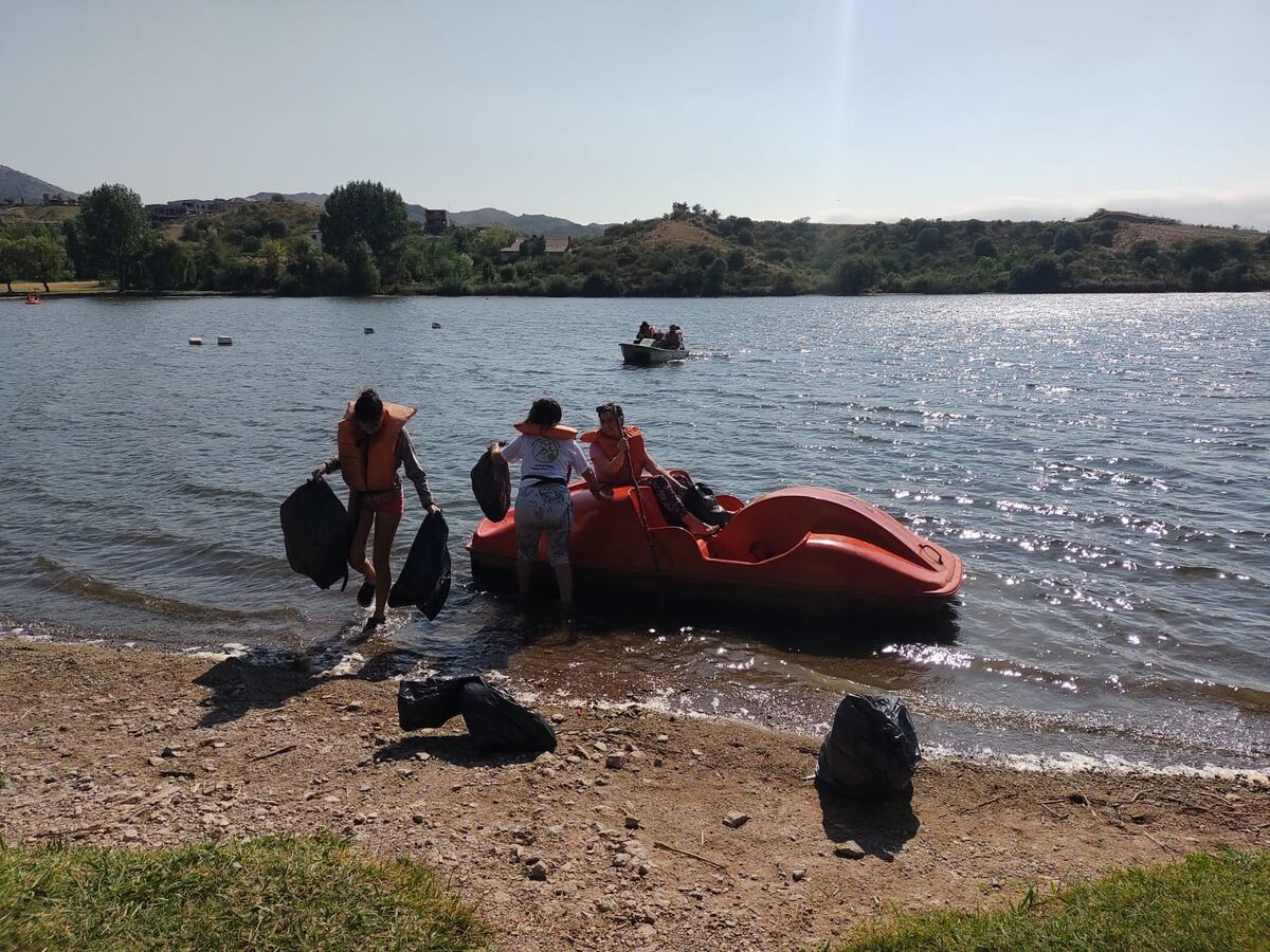 Potrero de los Funes: llenaron más de 100 bolsas con basura del embalse