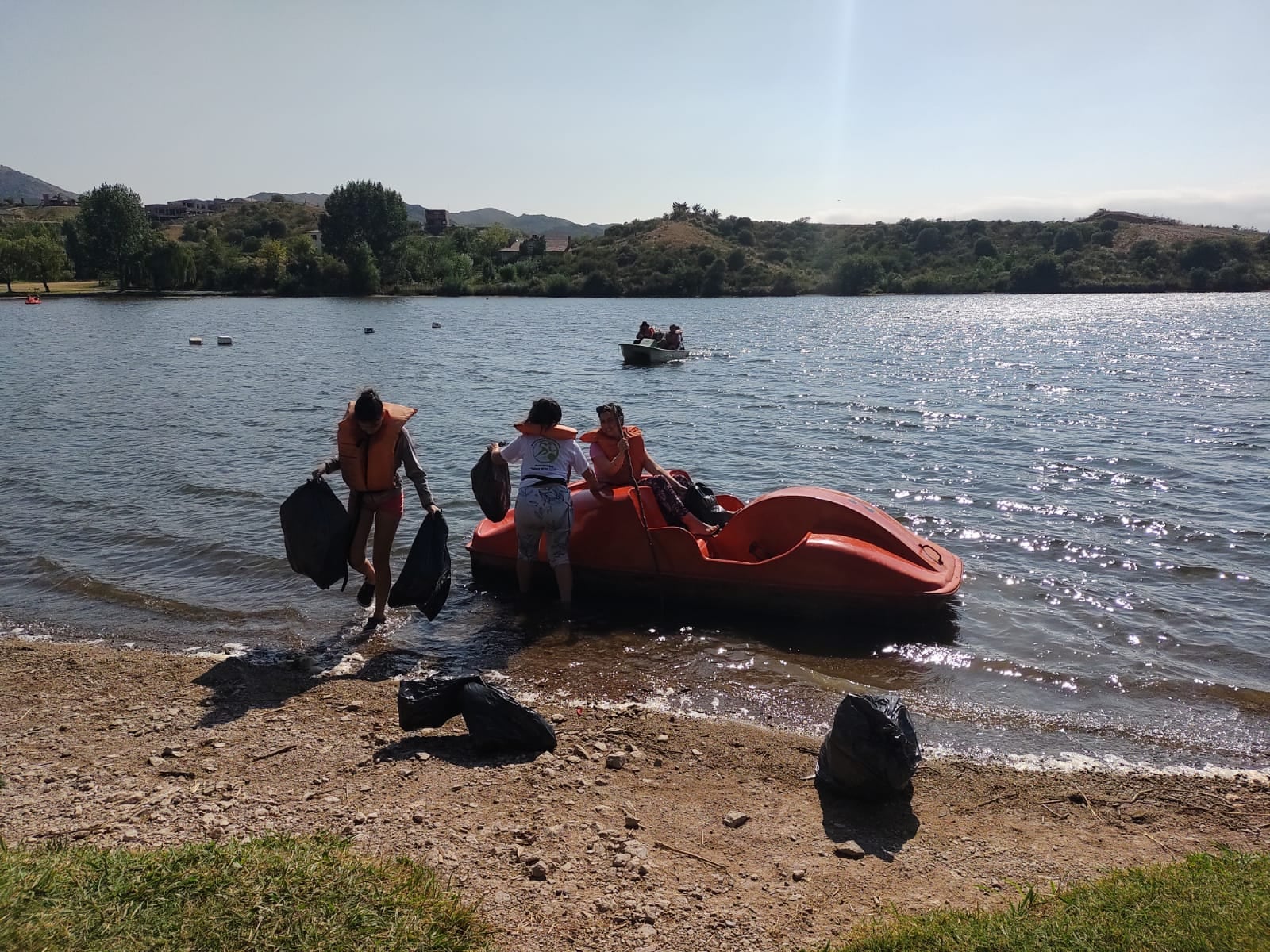 Basura en el embalse de Potrero de los Funes, San Luis