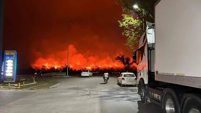 El fuego ya llegó a Orán y amenaza con alcanzar una estación de servicio.