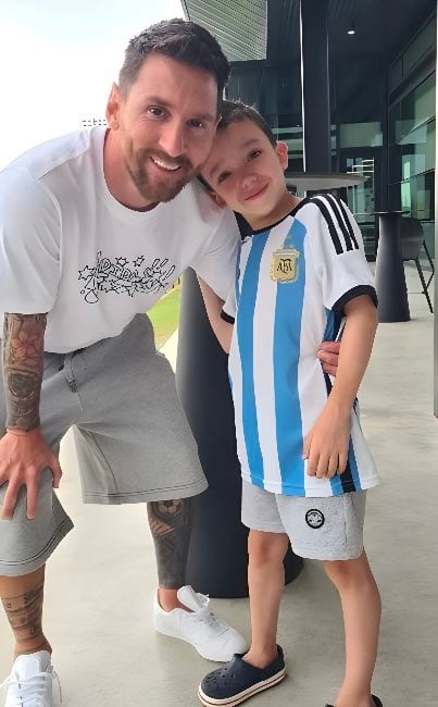 Messi posó con su admirador.