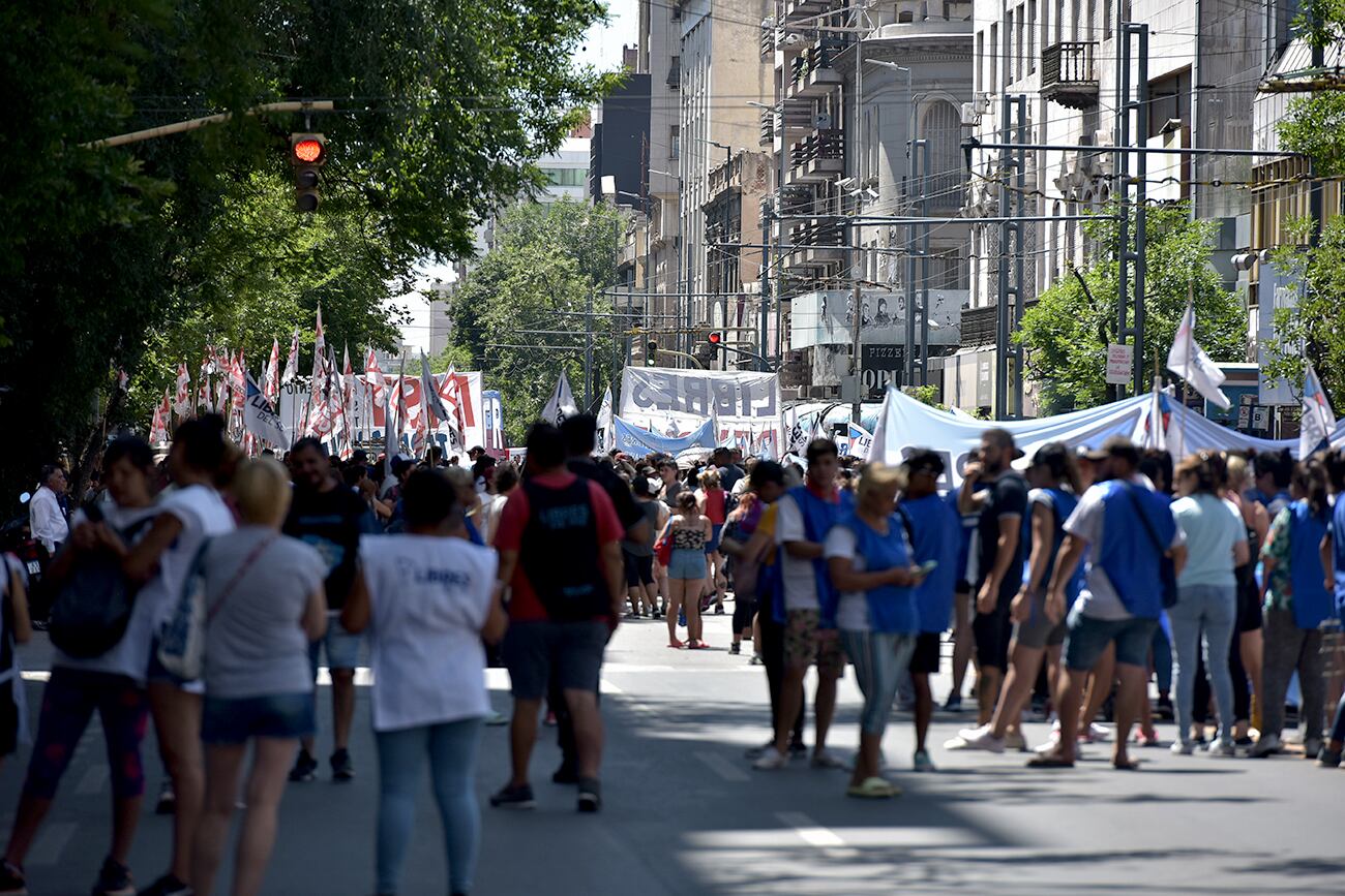 Marcha piquetera en Córdoba: otra jornada de protesta y caos en el tránsito en el centro. (José Hernández / La Voz)