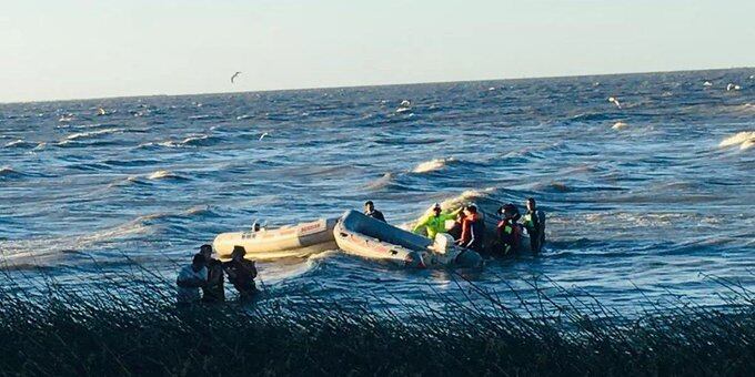 Personal de Defensa Civil y de Prefectura pudo sacar al hombre de las aguas, pero a pesar de intentar reanimarlo, no lograron mantenerlo con vida.